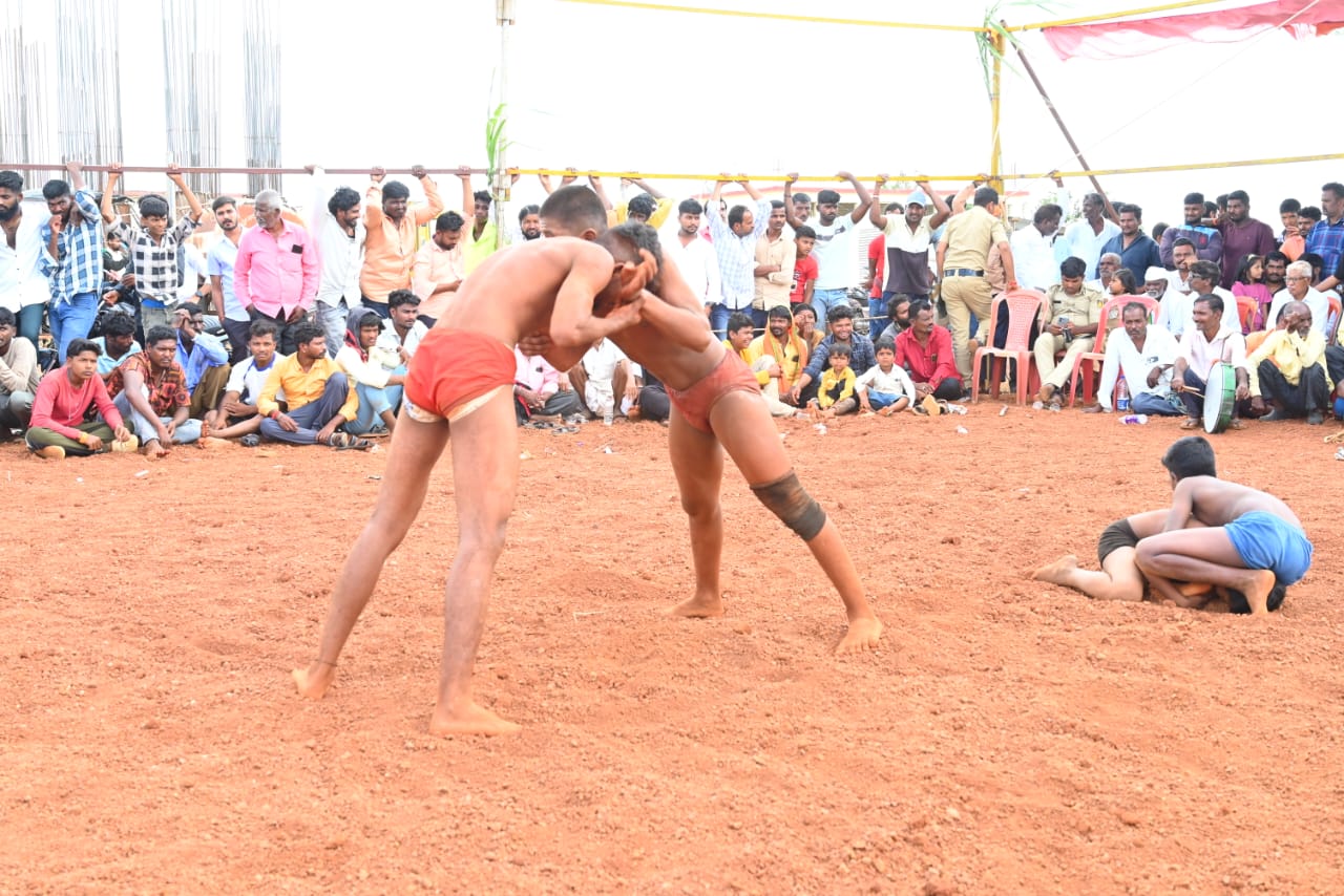 ಭಾಲ್ಕಿ ತಾಲ್ಲೂಕಿನ ಚಾಳಕಾಪೂರ ಗ್ರಾಮದಲ್ಲಿ ಹನುಮಾನ ದೇವರ ಜಾತ್ರಾ ಮಹೋತ್ಸವ ನಿಮಿತ್ತ ಜಂಗಿ ಕುಸ್ತಿ ನಡೆದವು