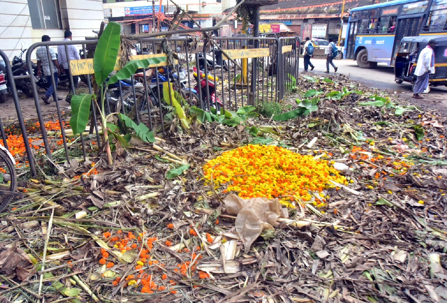 ಹುಬ್ಬಳ್ಳಿಯ ಸಂಗೊಳ್ಳಿ ರಾಯಣ್ಣ ವೃತ್ತದ ಬಳಿ ಬಾಳೆಕಂಬ ಹೂವಿನ ತ್ಯಾಜ್ಯ ಬಿದ್ದಿದೆ
ಪ್ರಜಾವಾಣಿ ಚಿತ್ರ: ಗುರು ಹಬೀಬ 