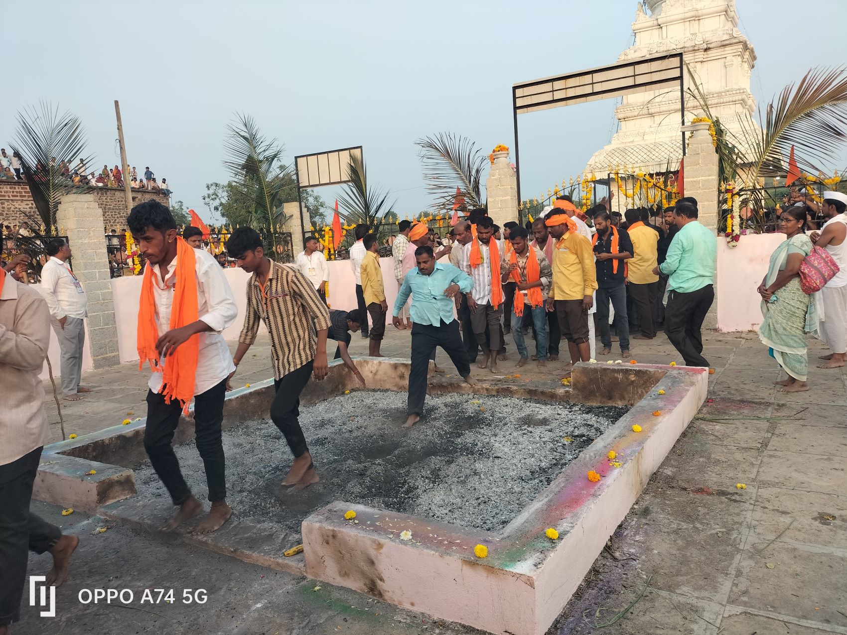 ಆಳಂದ ತಾಲ್ಲೂಕಿನ ರಾಚಣ್ಣ ವಾಗ್ದರಗಿ ಗ್ರಾಮದ ರಾಚೋಟೇಶ್ವರ ದೇವರ ಜಾತ್ರೆಯಲ್ಲಿ ಭಕ್ತರು ಸಾಮೂಹಿಕವಾಗಿ ಅಗ್ನಿ ಹಾಯ್ದು ಹರಕೆ ತೀರಿಸಿದರು
