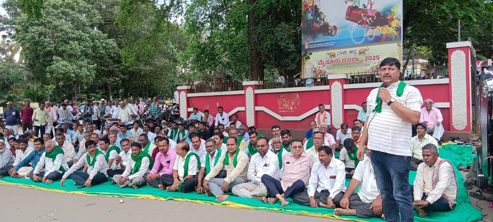 ಹಳಿಯಾಳದಲ್ಲಿ ಕಬ್ಬು ಬೆಳೆಗಾರರು ವಿವಿಧ ಬೇಡಿಕೆಗೆ ಆಗ್ರಹಿಸಿ ನಡೆಸಿದ ಪ್ರತಿಭಟಣಾ ಧರಣಿಯಲ್ಲಿ ಕಬ್ಬು ಬೆಳೆಗಾರರ ಮುಖಂಡ ಕುಮಾರ ಬೋಬಾಟಿ ಮಾತನಾಡಿದರು.  