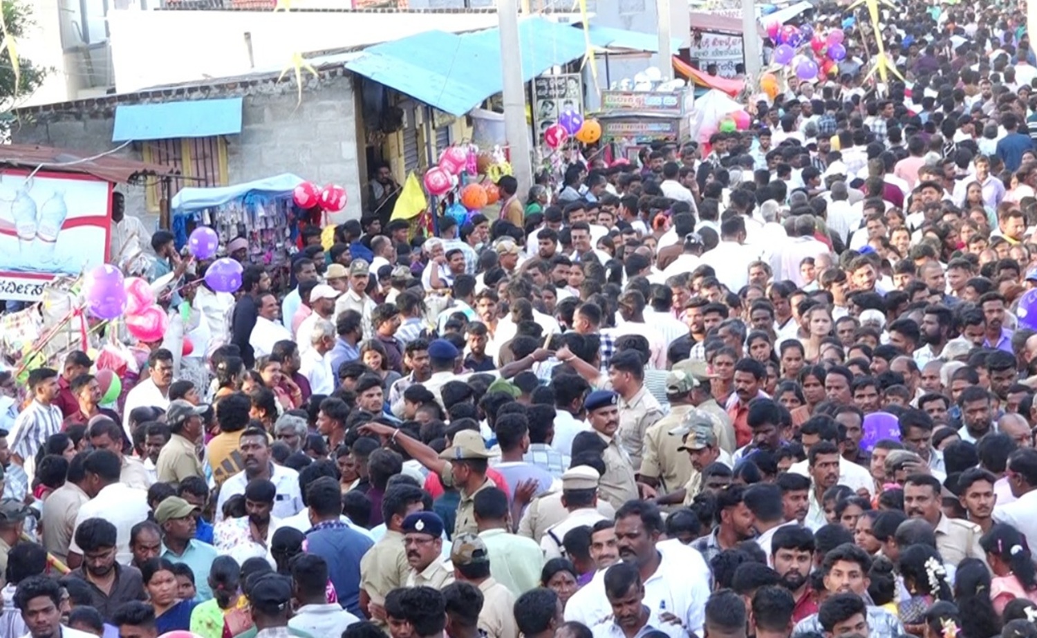ದೇವಾಲಯದ ಸುತ್ತ ನೆರೆದಿದ್ದ ಭಕ್ತರು