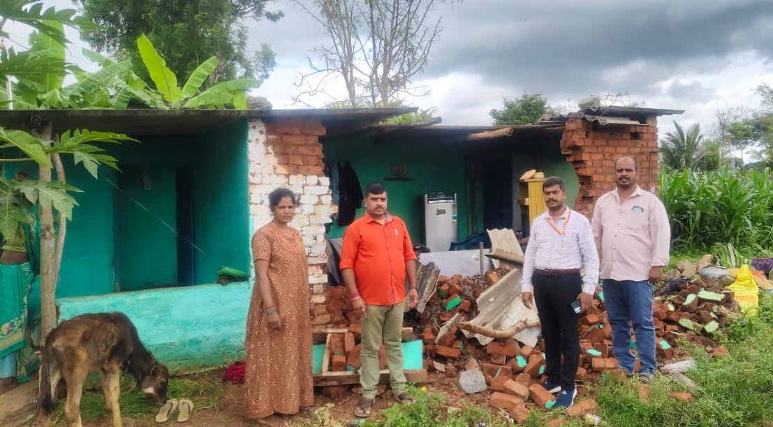 ತಾಲ್ಲೂಕಿನ ನಿಲುವಾಗಿಲು ಗ್ರಾಮದಲ್ಲಿ ಮಳೆಗೆ ಕುಸಿದ ಮನೆ ಗೋಡೆ ಸ್ಥಳಕ್ಕೆ ಕಂದಾಯ ಇಲಾಖೆ ರಾಜಸ್ವ ನಿರೀಕ್ಷಣಾಧಿಕಾರಿ ಶ್ರೀಧರ್ ಮತ್ತು ತಂಡ ಭೇಟಿ ನೀಡಿ ಪರಿಶೀಲಿಸಿದರು