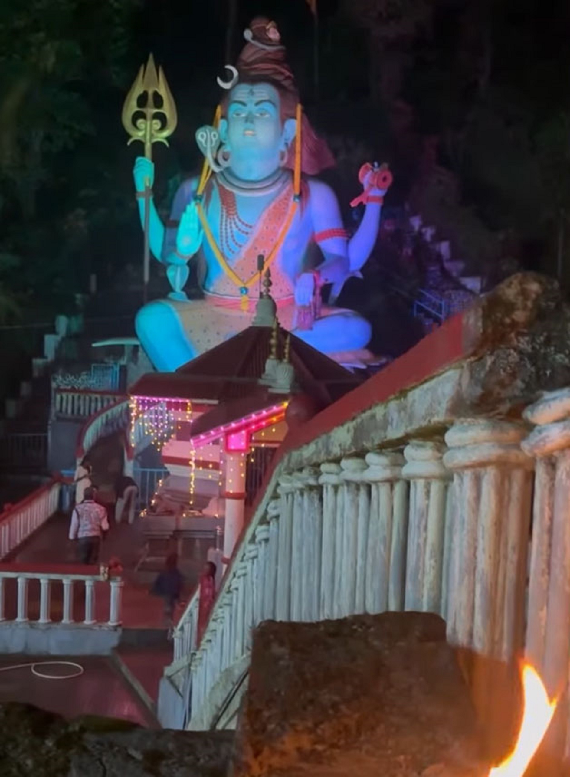 ಮಡಿಕೇರಿಯ ಕರ್ಣಂಗೇರಿಯಲ್ಲಿರುವ ರಾಜರಾಜೇಶ್ವರಿ ದೇಗುಲದಲ್ಲಿ ಶಿವನ ಬೃಹತ್ ವಿಗ್ರಹವು ದೀಪಾವಳಿ ಪ್ರಯುಕ್ತ ನಡೆದ ದೀಪೋತ್ಸವದಲ್ಲಿ ಕಂಗೊಳಿಸಿತು