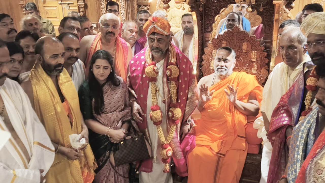 ರಾಯಚೂರು ಸಮೀಪದ ಮಂತ್ರಾಲಯದ ರಾಘವೇಂದ್ರ ಸ್ವಾಮಿಗಳ ಮಠದ ಪೀಠಾಧಿಪತಿ ಸುಬುಧೇಂದ್ರ ತೀರ್ಥ ಸ್ವಾಮೀಜಿ ಡಿಸಿಎಂ ಡಿ.ಕೆ.ಶಿವಕುಮಾರ ಅವರನ್ನು ಸನ್ಮಾನಿಸಿ ಆಶೀರ್ವದಿಸಿದರು