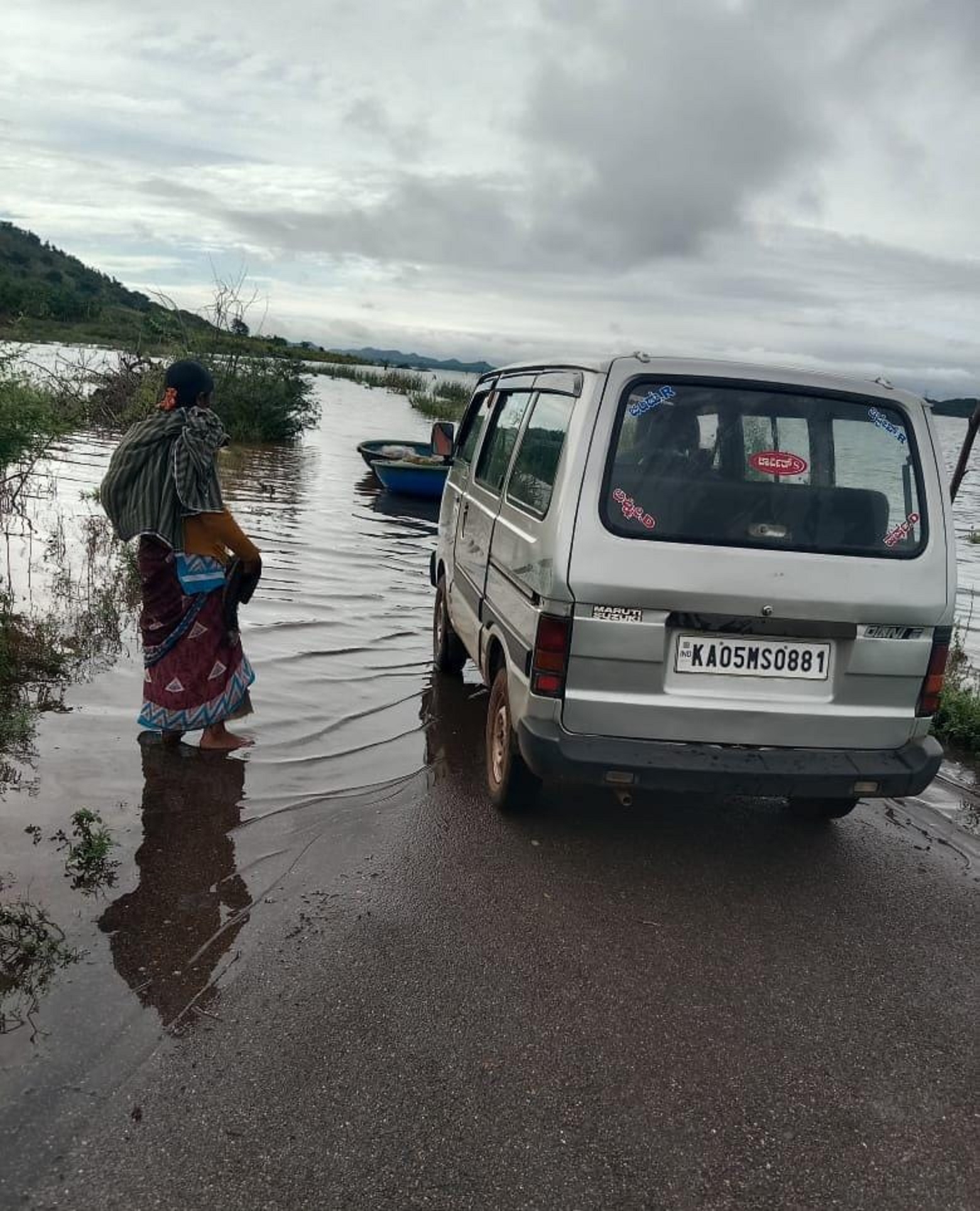 ಹೊಸದುರ್ಗದ ಹಿನ್ನೀರಿನ ಪ್ರದೇಶದಲ್ಲಿನ ಪೂಜಾರಹಟ್ಟಿಯಿಂದ ಬೇವಿನಹಳ್ಳಿಗೆ ತೆರಳುವ ಸಂಪರ್ಕ ಸೇತುವೆ ಜಲಾವೃತಗೊಂಡಿದ್ದು ಸಂಪರ್ಕ ಕಡಿತಗೊಂಡಿದೆ 