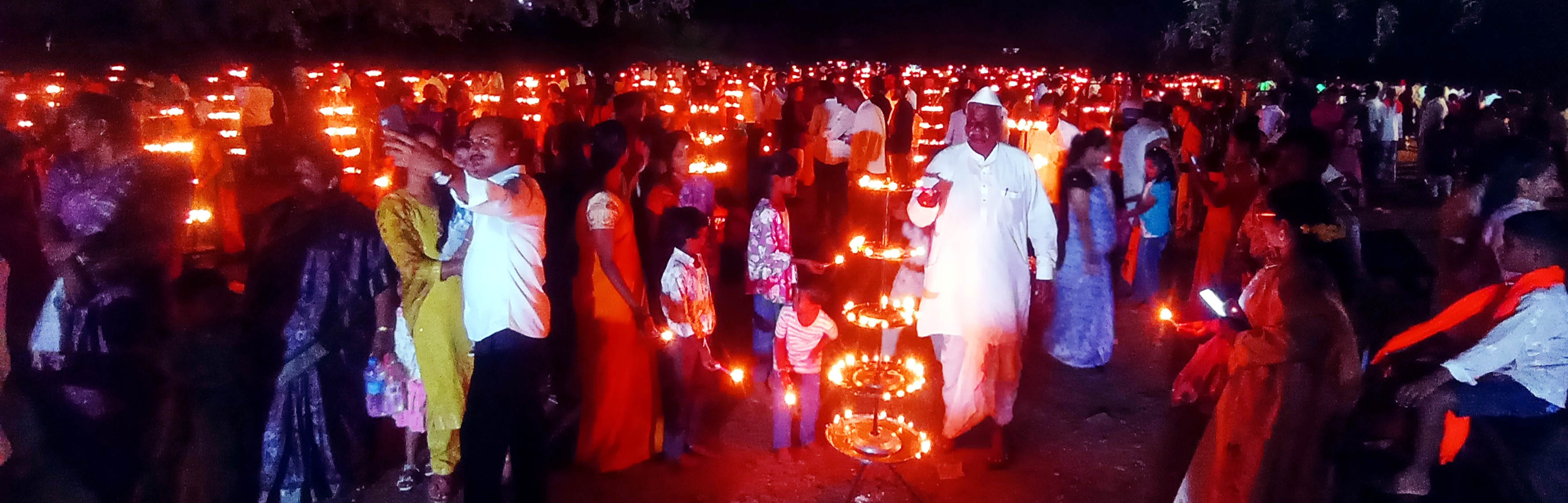 ಹೊರ್ತಿಯ ರೇವಣಸಿದ್ಧೇಶ್ವರ ಹಳೇ ಗುಡಿ ದೇವಸ್ಥಾನದ ಆವರಣದಲ್ಲಿ ಬುಧವಾರ ಸಂಜೆ 9ನೇ ವರ್ಷದ ಲಕ್ಷ ದೀಪೋತ್ಸವವನ್ನು ಸಾವಿರಾರು ಭಕ್ತರು ಬೆಳಗಿಸಿದರು 