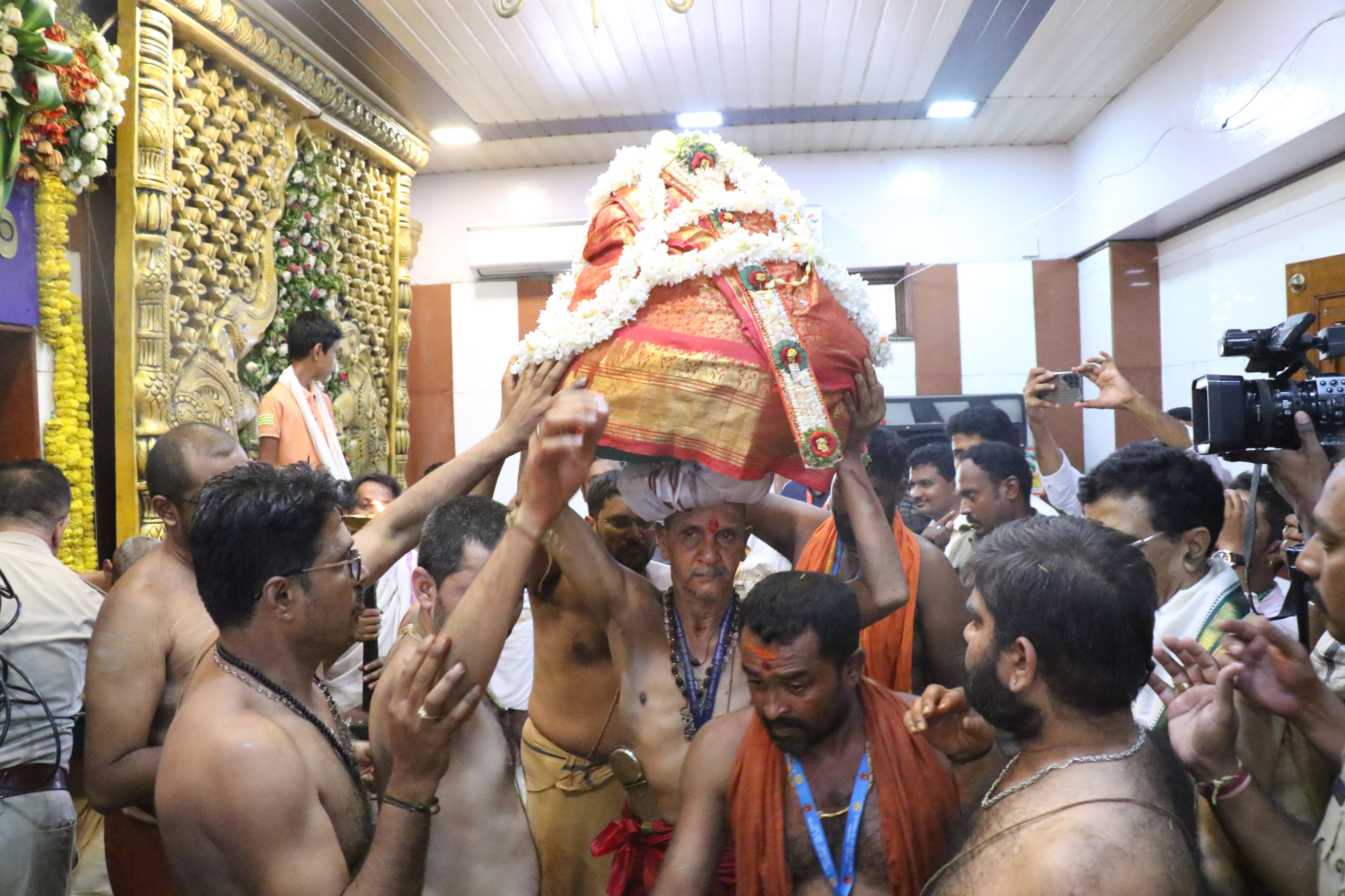 ಹಾಸನಾಂಬೆಯ ಒಡವೆಗಳನ್ನು ಜಿಲ್ಲಾ ಖಜಾನೆಗೆ ರವಾನಿಸಲಾಯಿತು