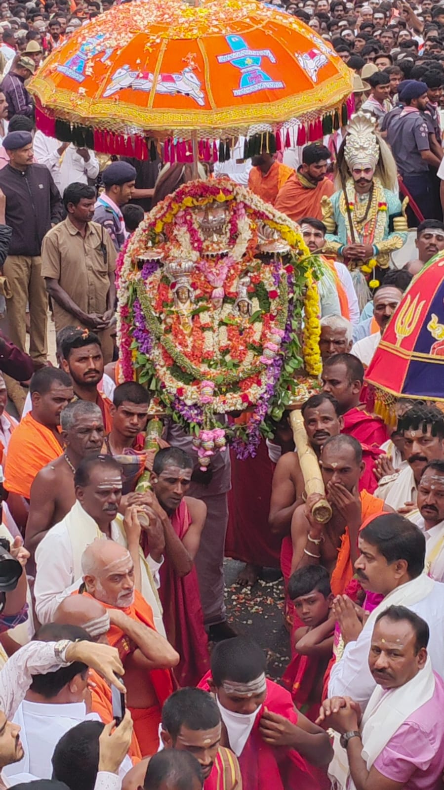 ಮಹಾ ರಥೋತ್ಸವದಲ್ಲಿ ಉತ್ಸವ ಮೂರ್ತಿ ಮೆರವಣಿಗೆ 