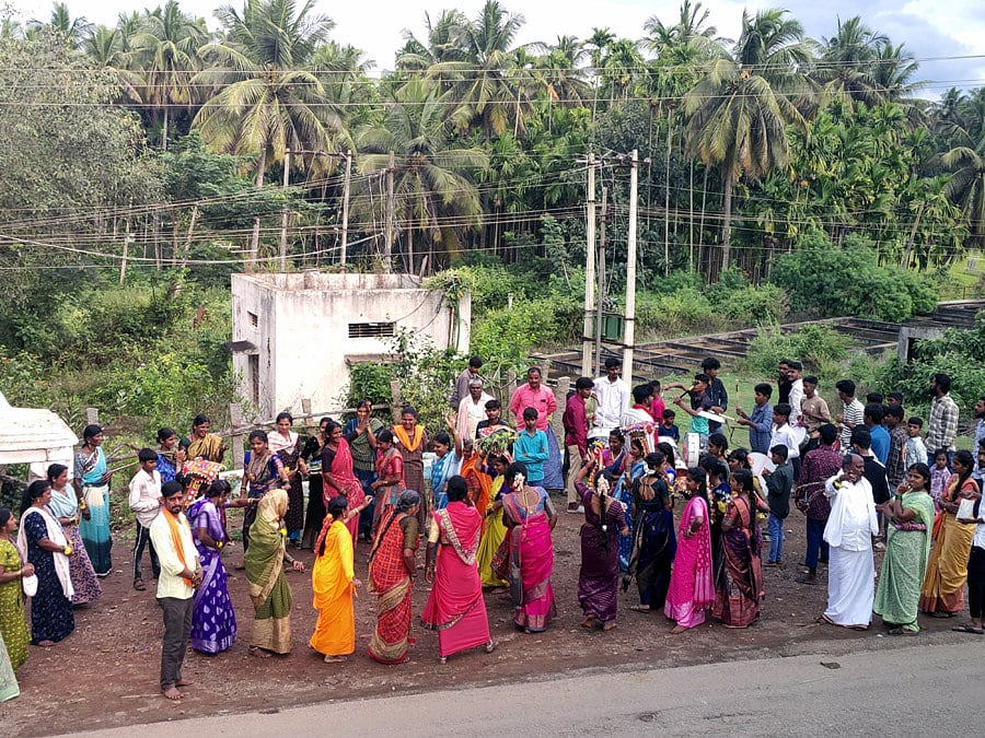 ದಾವಣಗೆರೆಯಲ್ಲಿ ಬೆಳಕಿನ ಹಬ್ಬದ ಸಂಭ್ರಮ: ಹೂಬಾಣ ಹಿಡಿದು ಪಟಾಕಿ ಹಚ್ಚಿದ ಜನರು