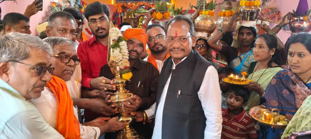 ಫೋಟೋ ಕ್ಯಾಪ್ಷನ್ : 23ಕೆಎಂಎಲ್01-ಎ : ಕಮಲನಗರ ತಾಲ್ಲೂಕಿನ ಮುರ್ಕಿ ಗ್ರಾಮದ ರೇಣುಕಾ ಭವಾನಿ ದೇವಿ ಮಂದಿರದಲ್ಲಿ ಬುಧವಾರ ನಡೆದ ಕಳಸಾರೋಹಣ ಕಾರ್ಯಕ್ರಮದಲ್ಲಿ ಶಾಸಕ ಪ್ರಭು ಚವ್ಹಾಣ ಭಾಗವಹಿಸಿದರು.