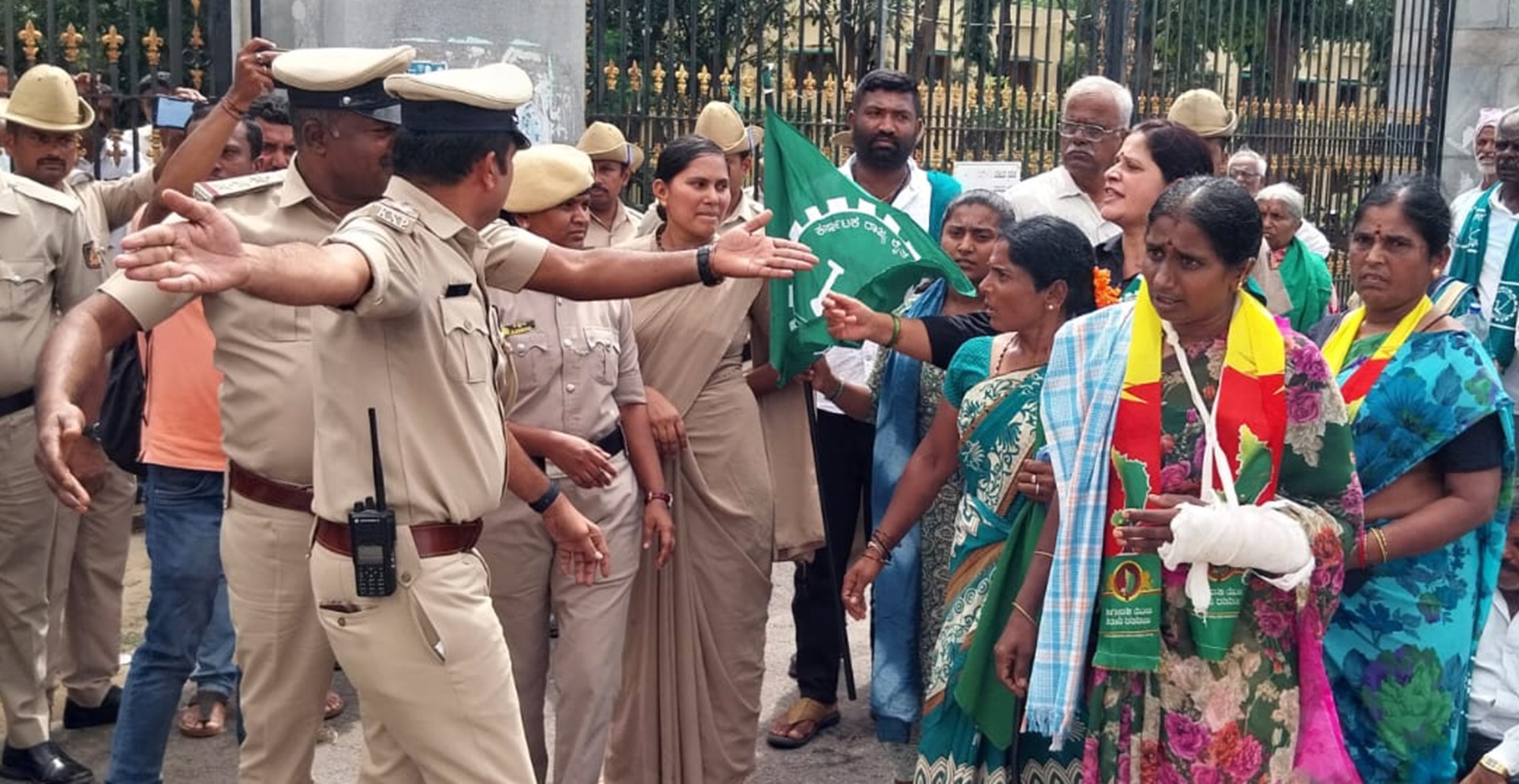 ಪ್ರತಿಭಟನಾಕಾರರು ಜಿಲ್ಲಾಧಿಕಾರಿ ಕಚೇರಿ ಪ್ರವೇಶಿಸಲು ಯತ್ನಿಸಿದಾಗ ಪೊಲೀಸರು ಮತ್ತು ಪ್ರತಿಭಟನಾಕಾರರ ನಡುವೆ ಮಾತಿನ ಚಕಮಕಿ ನಡೆಯಿತು