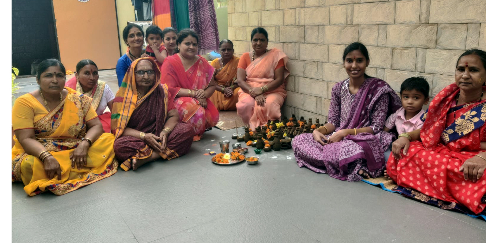 ರಬಕವಿಯ ಮನೆಯಲ್ಲಿ ದೀಪಾವಳಿಯಲ್ಲಿ ಪ್ರತಿಷ್ಠಾಪಿಸಲಾದ ಪಾಂಡವರಿಗೆ ಮುತ್ತೈದೆಯರು ಪೂಜೆ ಸಲ್ಲಿಸುತ್ತಿರುವುದು.
