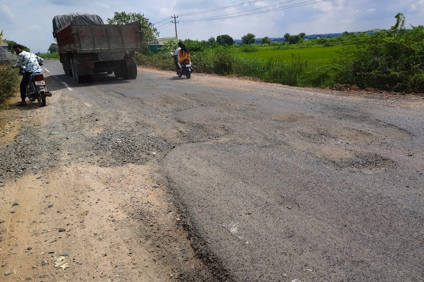 ಪಟ್ಟಣದ ರಾಷ್ಟ್ರೀಯ ಹೆದ್ದಾರಿಗೆ ಹೋಗುವ ರಸ್ತೆಯಲ್ಲಿ ಬೃಹತ್ ತಗ್ಗು ಗುಂಡಿಗಳು