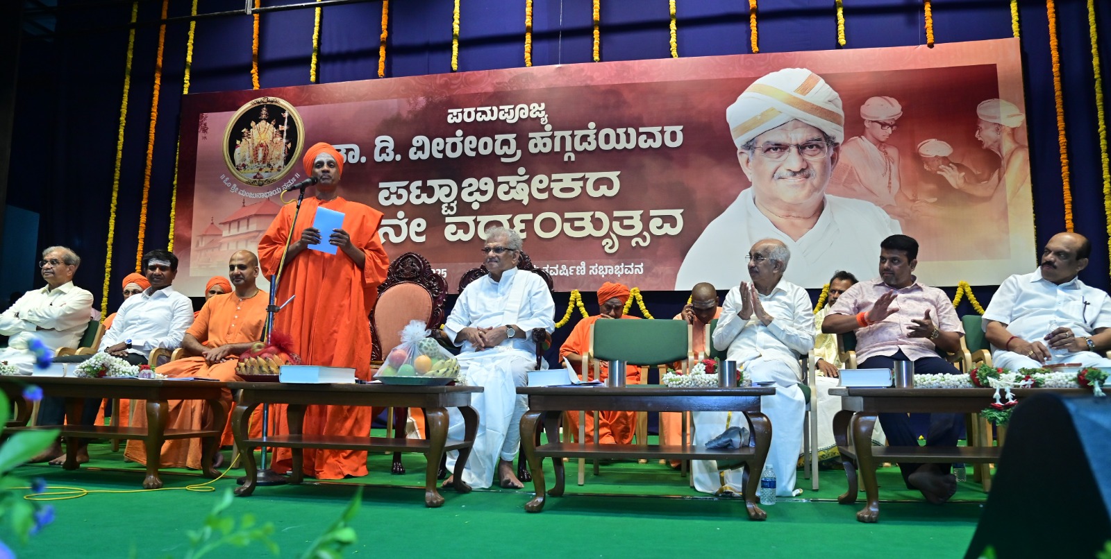 ತುಮಕೂರು ಸಿದ್ಧಗಂಗಾ ಮಠದ ಸಿದ್ಧಲಿಂಗ ಸ್ವಾಮೀಜಿ ಅಶೀರ್ವಚನ ನೀಡಿದರು