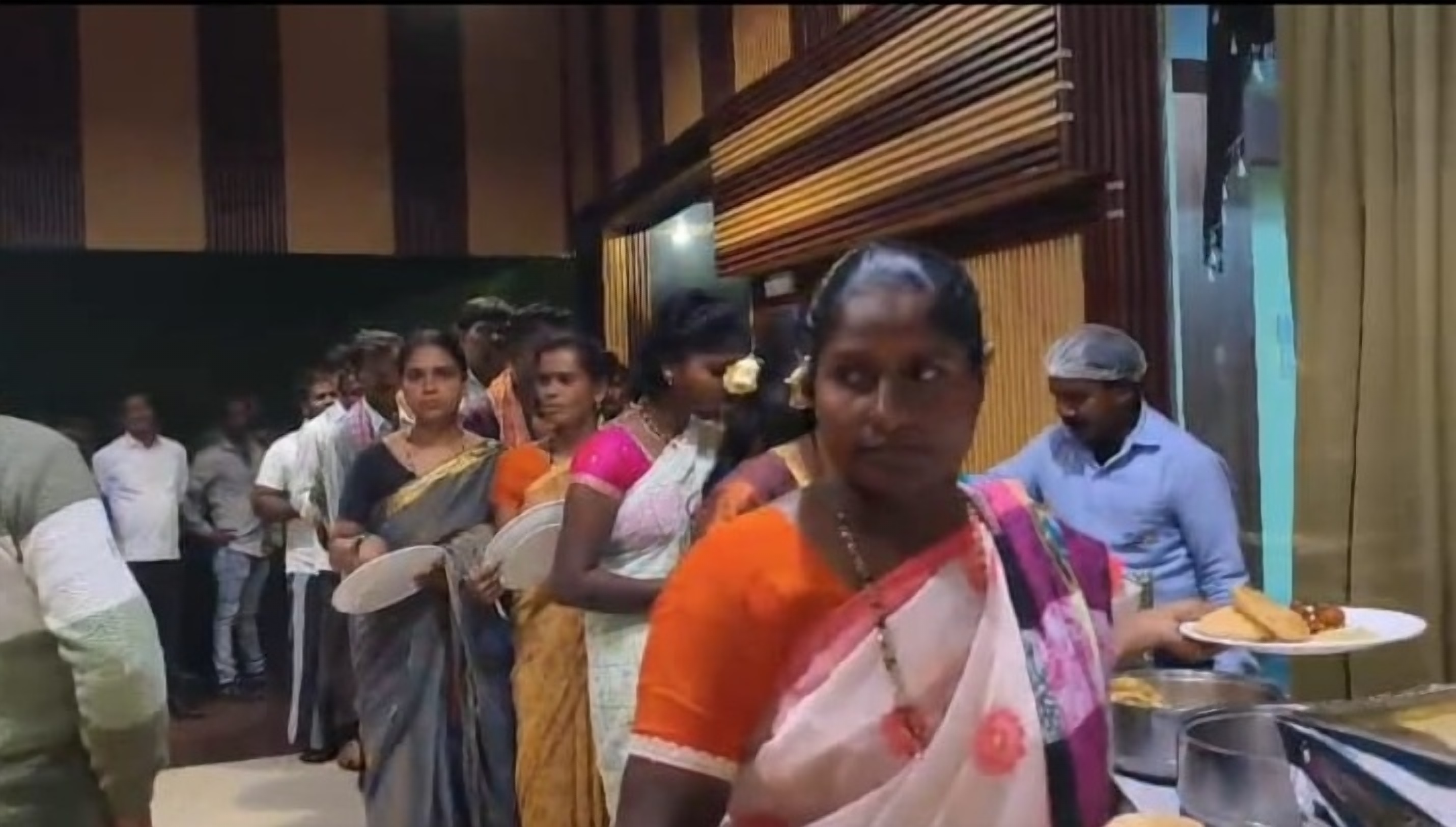 ಹಾಸನಾಂಬ ಜಾತ್ರೆಯಲ್ಲಿ ಕೆಲಸ ನಿರ್ವಹಿಸಿದ ಪೌರಕಾರ್ಮಿಕರಿಗೆ ಹಾಸನದ ತಾರಾ ಹೋಟೆಲ್‌ನಲ್ಲಿ ಔತಣ ನೀಡಲಾಯಿತು.
