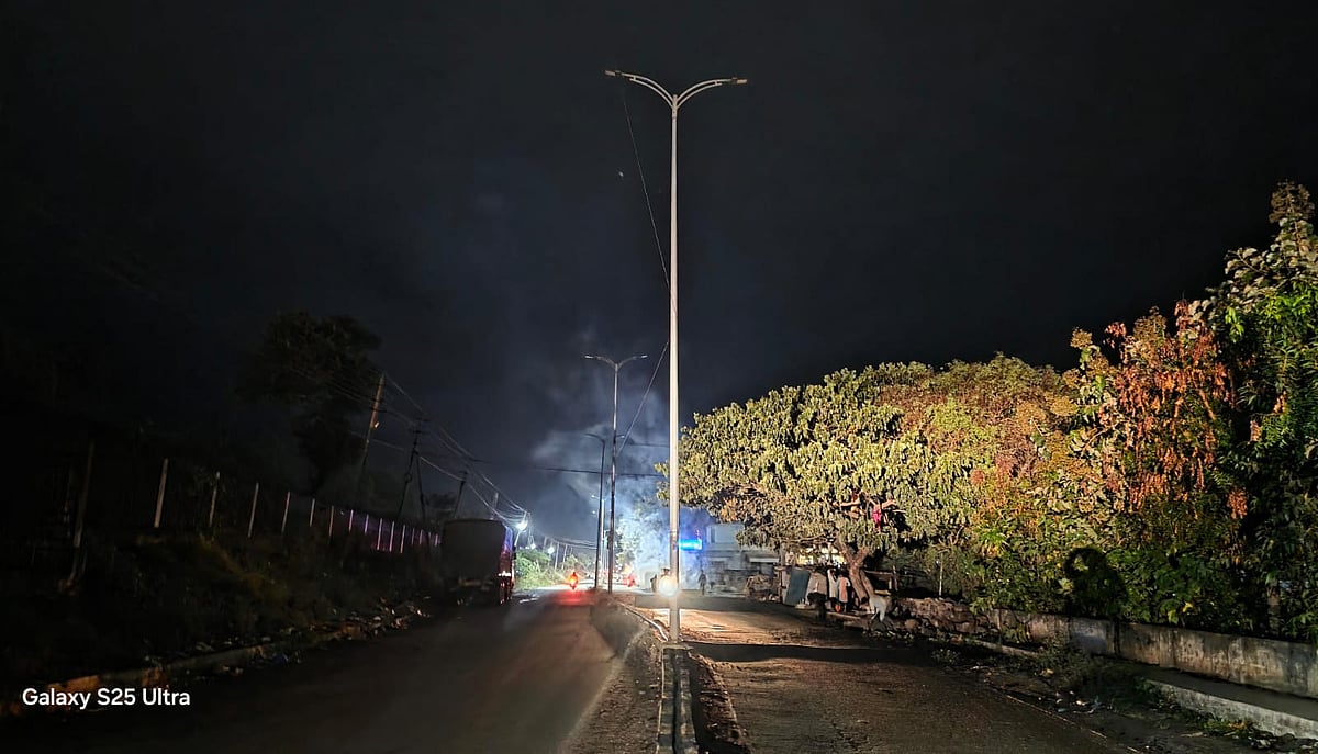 ನವಲಗುಂದ: ಬೆಳಗದ ದೀಪ, ಸಂಚಾರ ಸಂಕಷ್ಟ