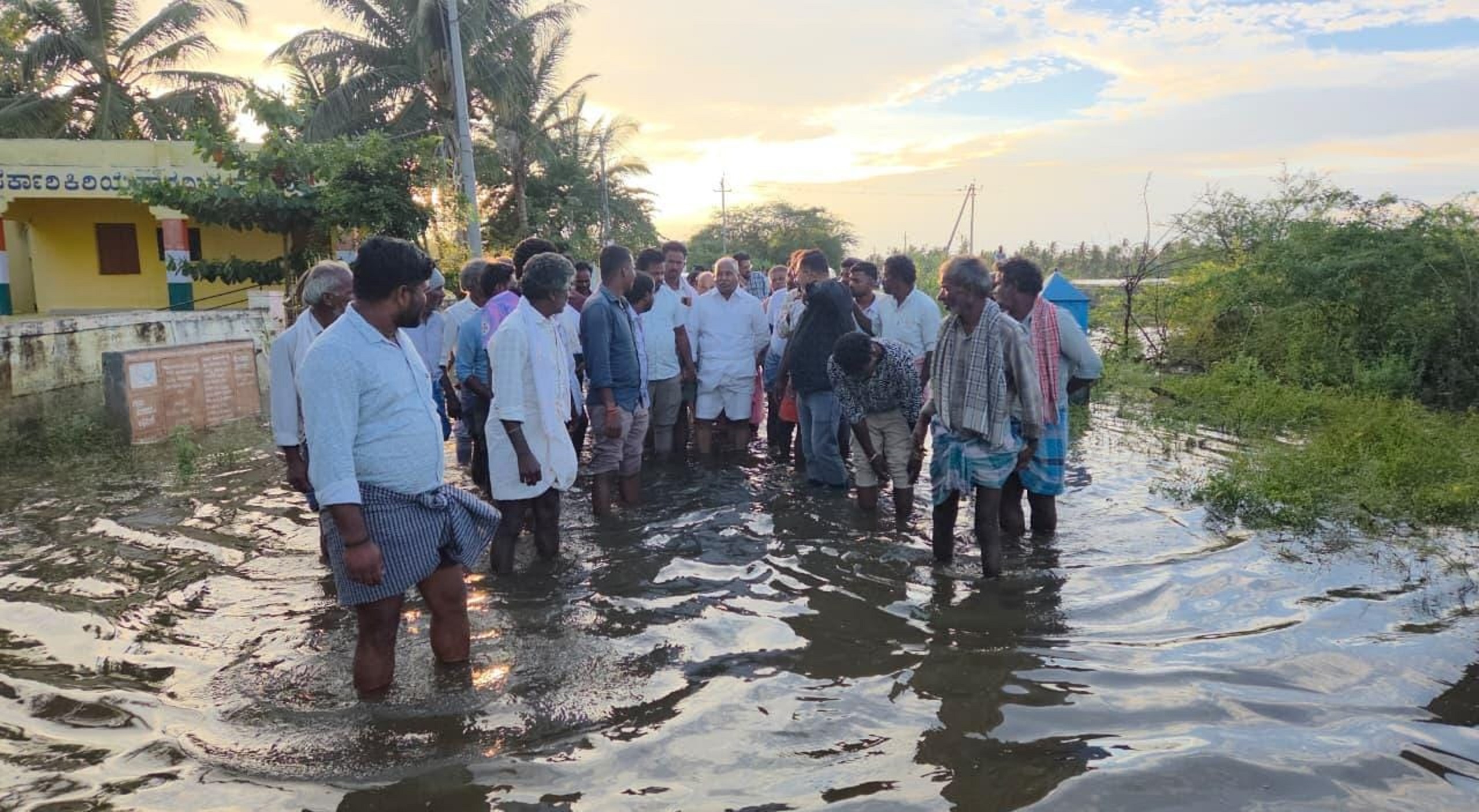 ಹೊಸದುರ್ಗ ಅತ್ತಿಮಗ್ಗೆ ಸರ್ಕಾರಿ ಕಿರಿಯ ಪ್ರಾಥಮಿಕ ಶಾಲೆಗೆ ವಿವಿ ಸಾಗರದ ಹಿನ್ನೀರು ಆವರಿಸಿದ್ದು ಶುಕ್ರವಾರ ಶಾಸಕ ಬಿ.ಜಿ. ಗೋವಿಂದಪ್ಪ ಭೇಟಿ ನೀಡಿ ಪರಿಶೀಲನೆ ನಡೆಸಿದರು 