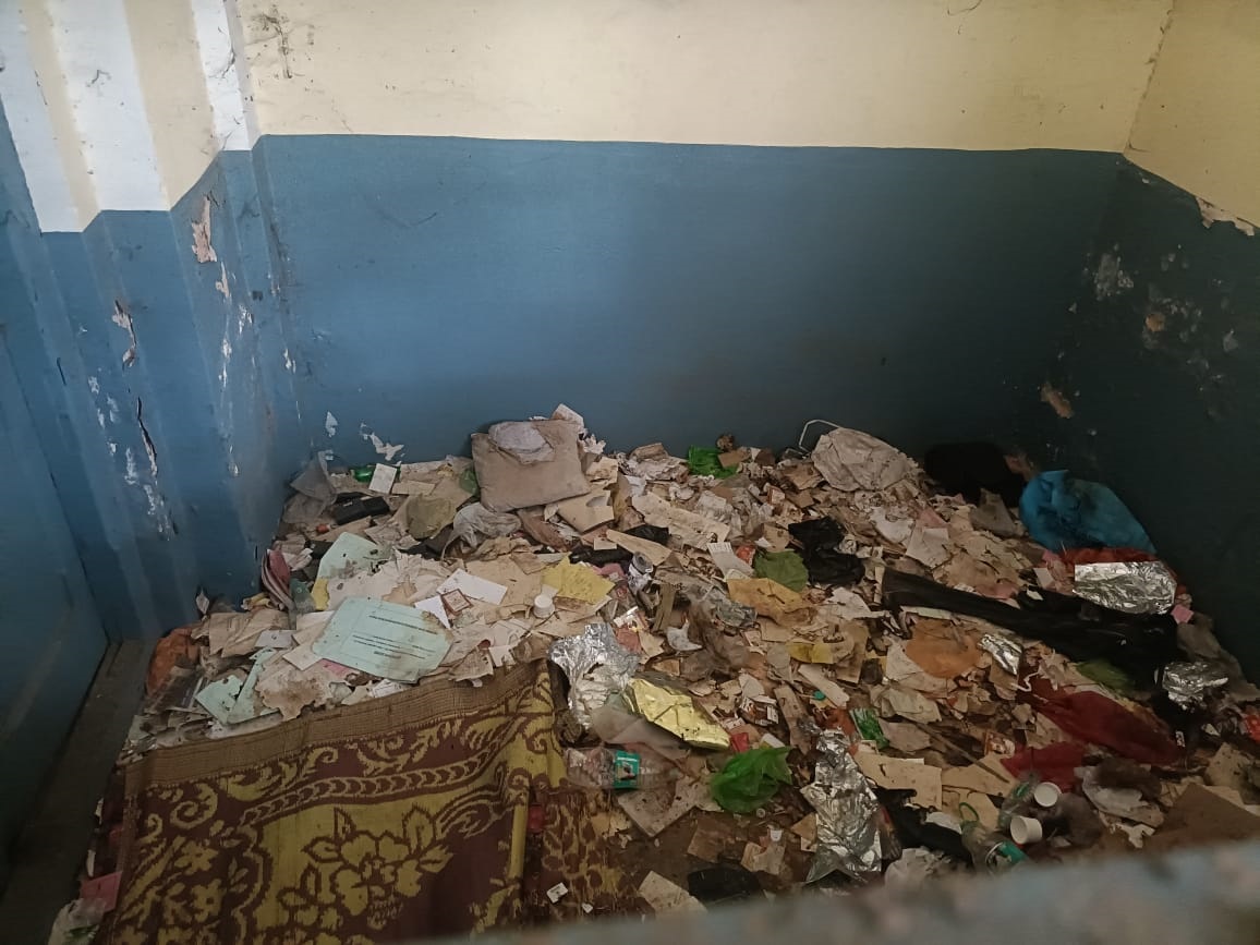 ಕಟ್ಟಡದ ಒಳಗಿನ ಕೊಠಡಿಯಲ್ಲಿ ತ್ಯಾಜ್ಯ ಸಂಗ್ರಹವಾಗಿದೆ