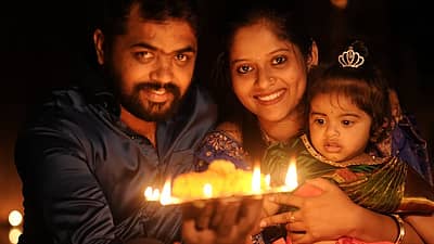 ಧನರಾಜ್ ಆಚಾರ್, ಪತ್ನಿ ಪ್ರಜ್ಞಾ ಆಚಾರ್ ಹಾಗೂ ಮಗಳು ಪ್ರಸಿದ್ಧಿ ಜೊತೆಗೆ ಚಂದದ ಫೋಟೊ ಕ್ಲಿಕ್ಕಿಸಿಕೊಂಡಿದ್ದಾರೆ.