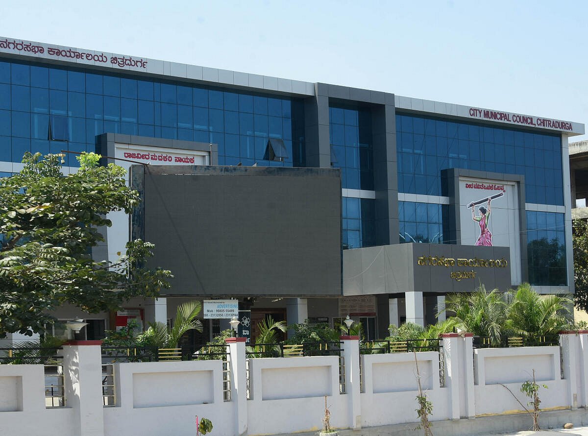 ಚಿತ್ರದುರ್ಗ | ಸಮೀಕ್ಷೆ ನೆಪ: ನಗರಸಭೆ ಕೆಲಸ ಮರೆತ ಸಿಬ್ಬಂದಿ, ಜನರ ಪರದಾಟ