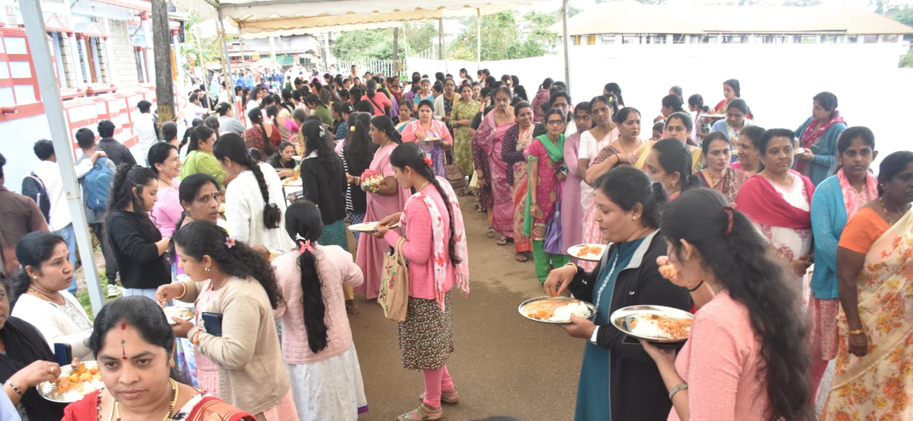 ಮಡಿಕೇರಿಯ ವಿಜಯ ವಿನಾಯಕ ದೇಗುಲದಲ್ಲಿ ಶುಕ್ರವಾರ ನಡೆದ ವಾರ್ಷಿಕೋತ್ಸವದಲ್ಲಿ ಸಾವಿರಾರು ಸಂಖ್ಯೆಯಲ್ಲಿ ಭಕ್ತರು ಸೇರಿದ್ದರು