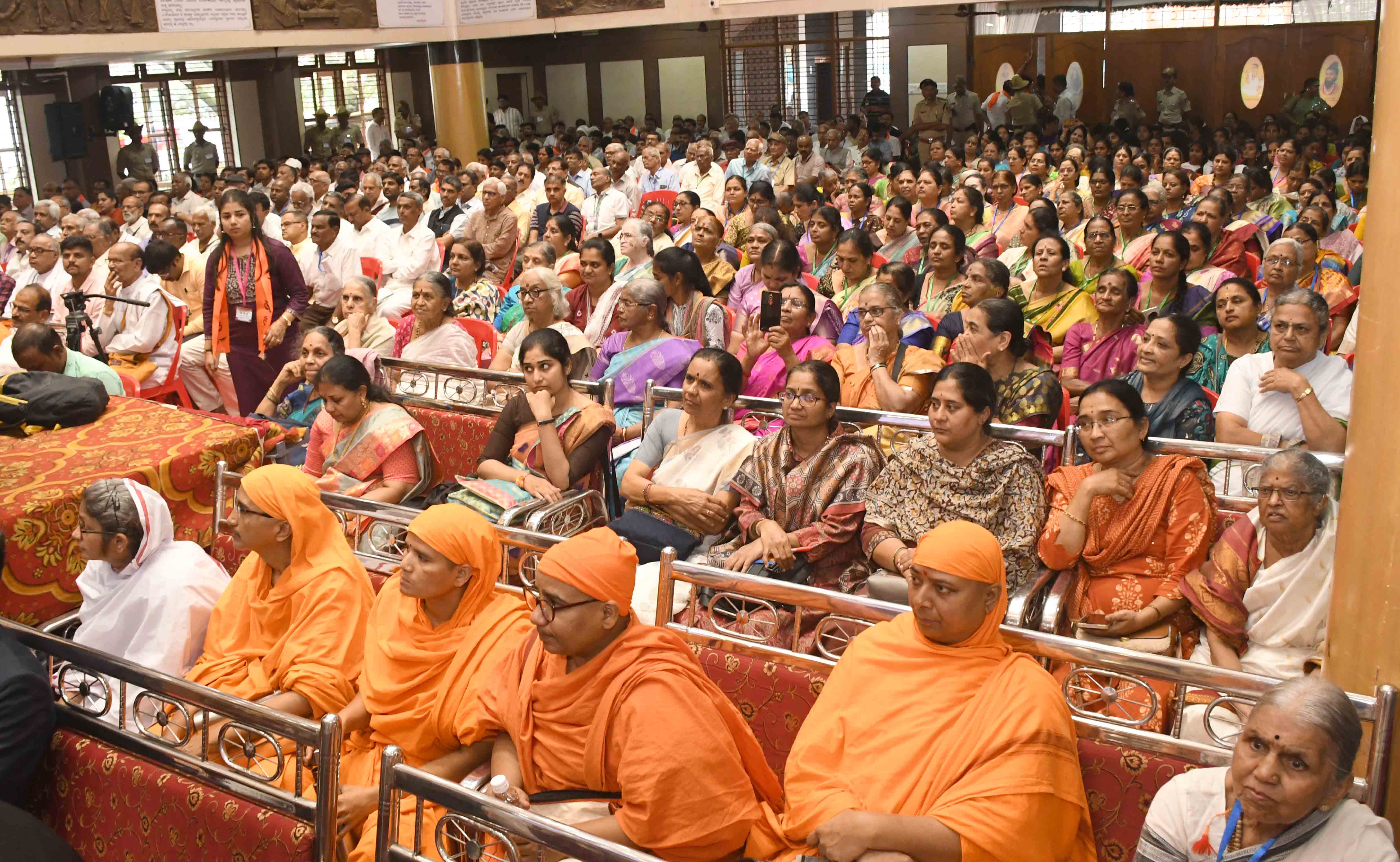 ಧಾರವಾಡದಲ್ಲಿ ಶುಕ್ರವಾರ ನಡೆದ ಕರ್ನಾಟಕ ರಾಮಕೃಷ್ಣ-ವಿವೇಕಾನಂದ ಭಾವಪ್ರಚಾರ ಪರಿಷತ್ತಿನ ವಾರ್ಷಿಕ ಸಮ್ಮೇಳನದ ಉದ್ಘಾಟನಾ ಸಮಾರಂಭದಲ್ಲಿ ಪಾಲ್ಗೊಂಡಿದ್ದ ಸಭಿಕರು