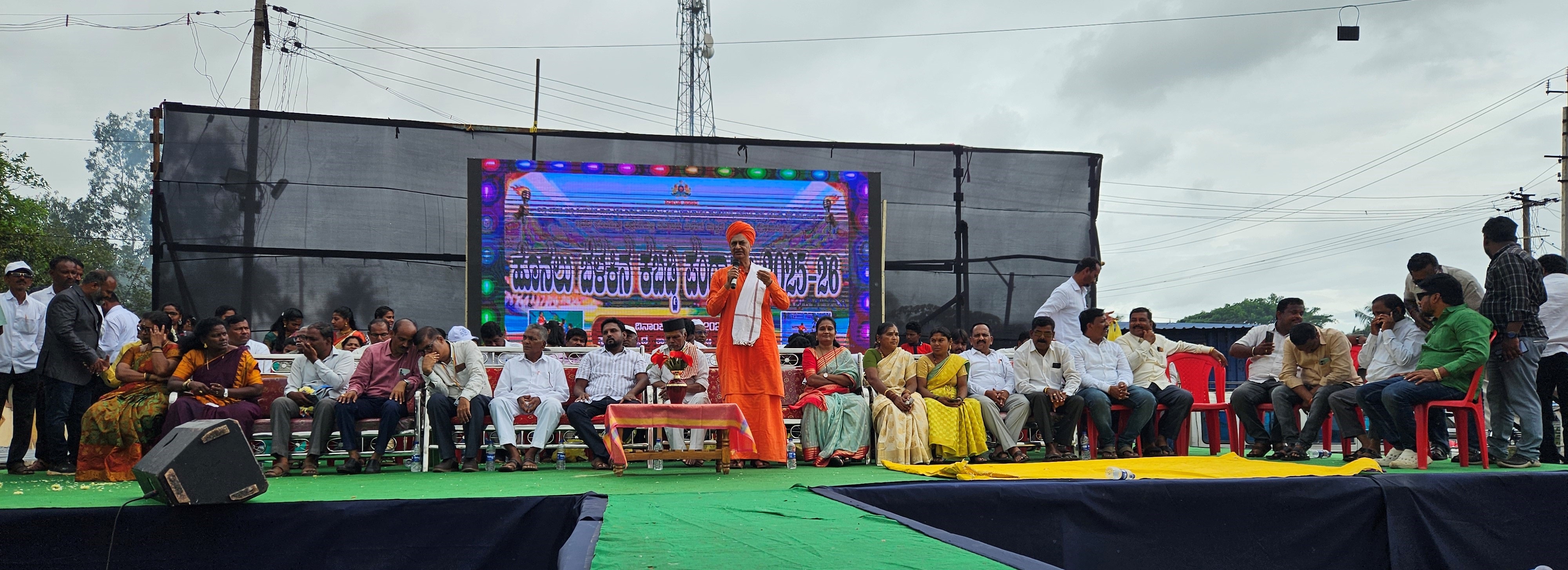 ಮಹಾಲಿಂಗಪುರ ಸಮೀಪದ ಚಿಮ್ಮಡ ಗ್ರಾಮದಲ್ಲಿ ಹಮ್ಮಿಕೊಂಡ ಬೆಳಗಾವಿ ವಿಭಾಗ ಮಟ್ಟದ ಪ್ರಾಥಮಿಕ ಪ್ರೌಢಶಾಲೆಗಳ ಹೊನಲು ಬೆಳಕಿನ ಕಬಡ್ಡಿ ಪಂದ್ಯಾವಳಿ ಉದ್ಘಾಟನಾ ಸಮಾರಂಭದಲ್ಲಿ ಪ್ರಭು ಸ್ವಾಮೀಜಿ ಮಾತನಾಡಿದರು
