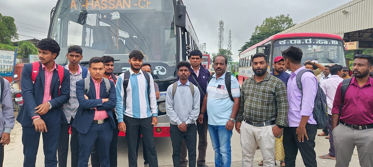 ಬೇಲೂರು: ಬಸ್‌ ತಡೆದು ವಿದ್ಯಾರ್ಥಿಗಳಿಂದ ಪ್ರತಿಭಟನೆ