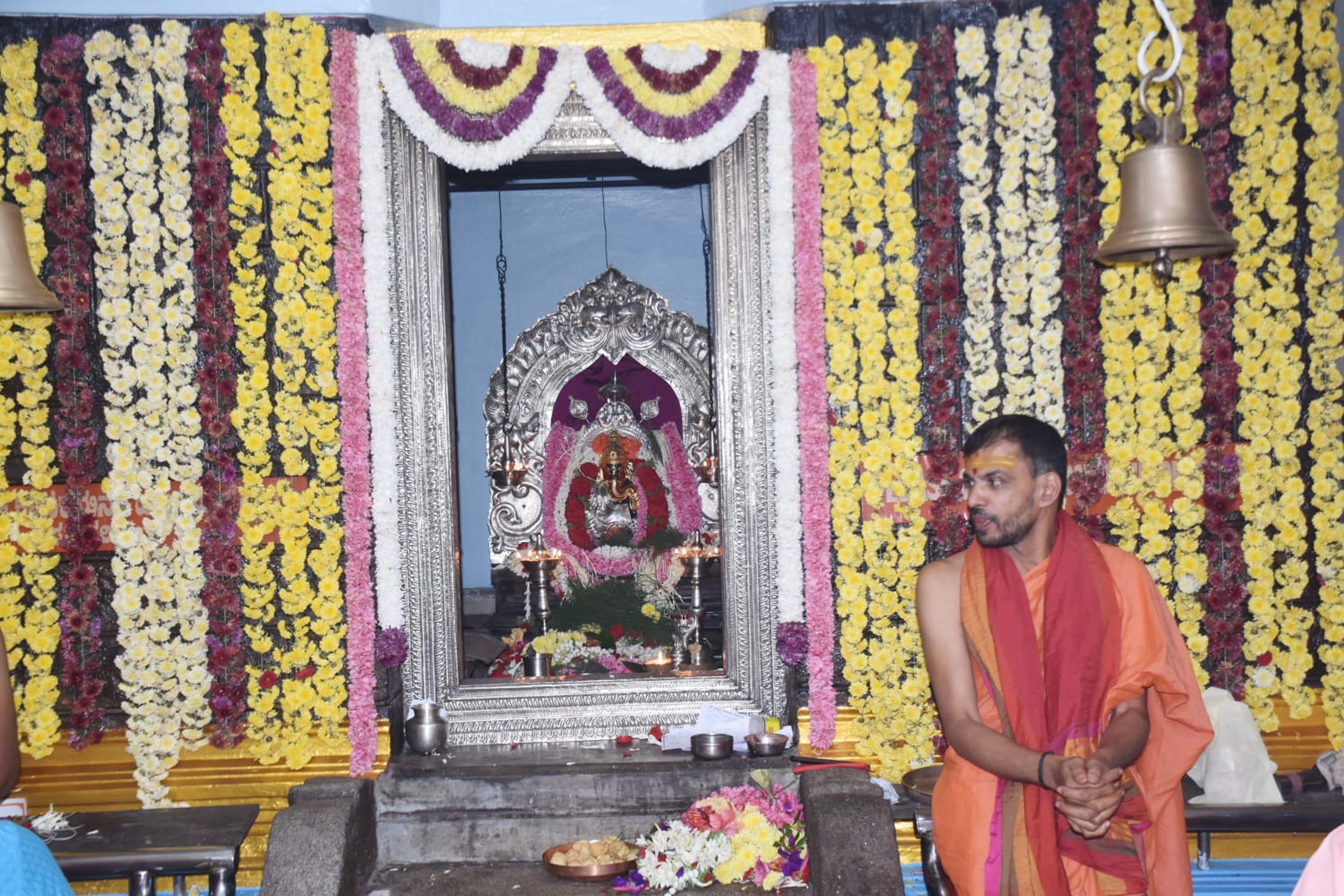 ಮಡಿಕೇರಿಯ ವಿಜಯ ವಿನಾಯಕ ದೇಗುಲವನ್ನು ವಾರ್ಷಿಕೋತ್ಸವದ ನಿಮಿತ್ತ ವಿವಿಧ ಬಗೆಯ ಹೂಗಳಿಂದ ಸಿಂಗರಿಸಲಾಗಿತ್ತು
