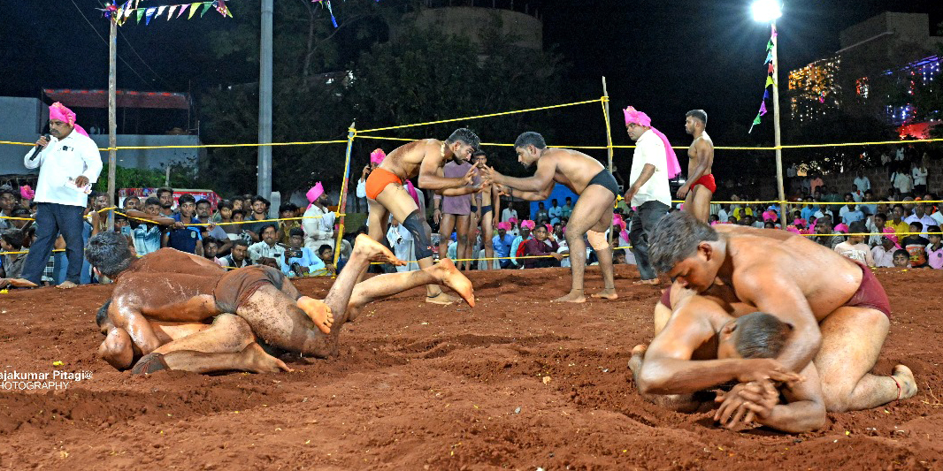 ಕುಸ್ತಿಯಲ್ಲಿ ನಿರತರಾದ ಪೈಲ್ವಾನರು