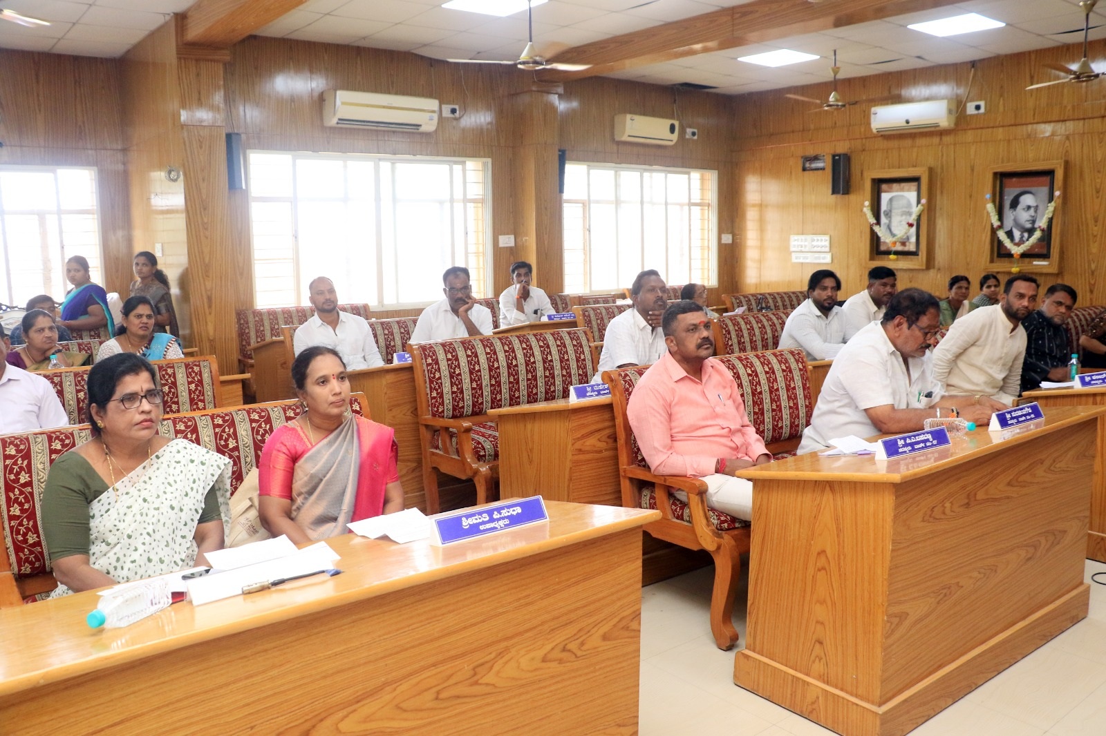 ನಗರಸಭೆಯ ವಿಶೇಷ ಸಭೆಯಲ್ಲಿ ಭಾಗವಹಿಸಿದ್ದ ಜನಪ್ರತಿನಿಧಿಗಳು