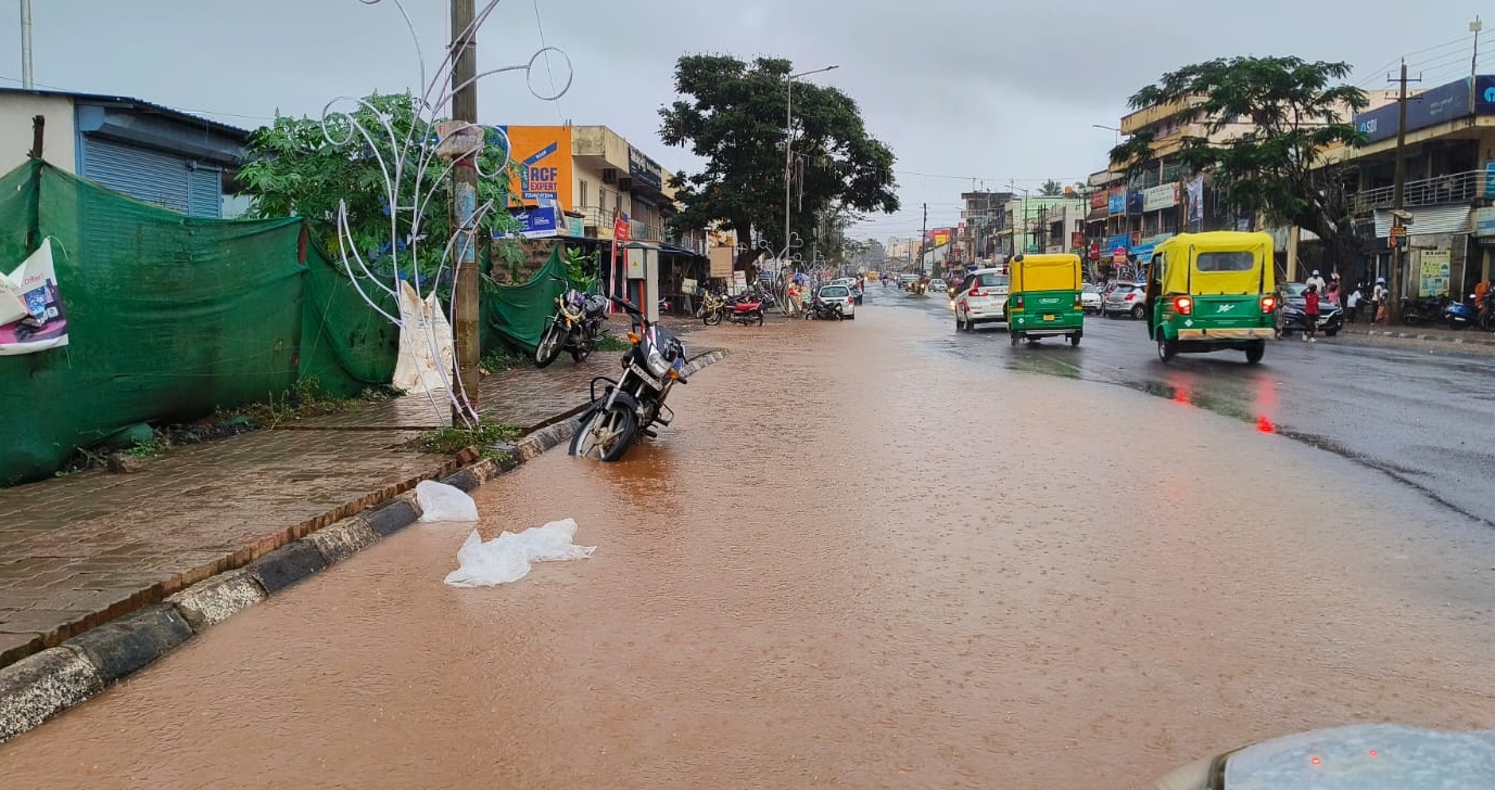 ಚನ್ನಮ್ಮನ ಕಿತ್ತೂರು ಪಟ್ಟಣದಲ್ಲಿ ಗುರುವಾರ ಸುರಿದ ಮಳೆಯಿಂದಾಗಿ ಶುಕ್ರವಾರವೂ ರಸ್ತೆಗಳಲ್ಲಿ ಮಳೆ ನೀರು ಕಟ್ಟಿಕೊಂಡಿತು  ಪ್ರಜಾವಾಣಿ ಚಿತ್ರ