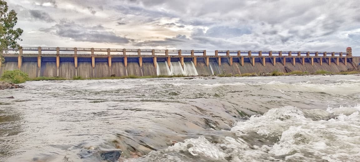 ಹೊಸಪೇಟೆ ಸಮೀಪದ ತುಂಗಭದ್ರಾ ಅಣೆಕಟ್ಟೆಯ ಮೂರು ಕ್ರೆಸ್ಟ್‌ಗೇಟ್‌ ತೆರೆದು ಶುಕ್ರವಾರ ನದಿಗೆ ನೀರು ಹರಿಸಲಾಯಿತು  