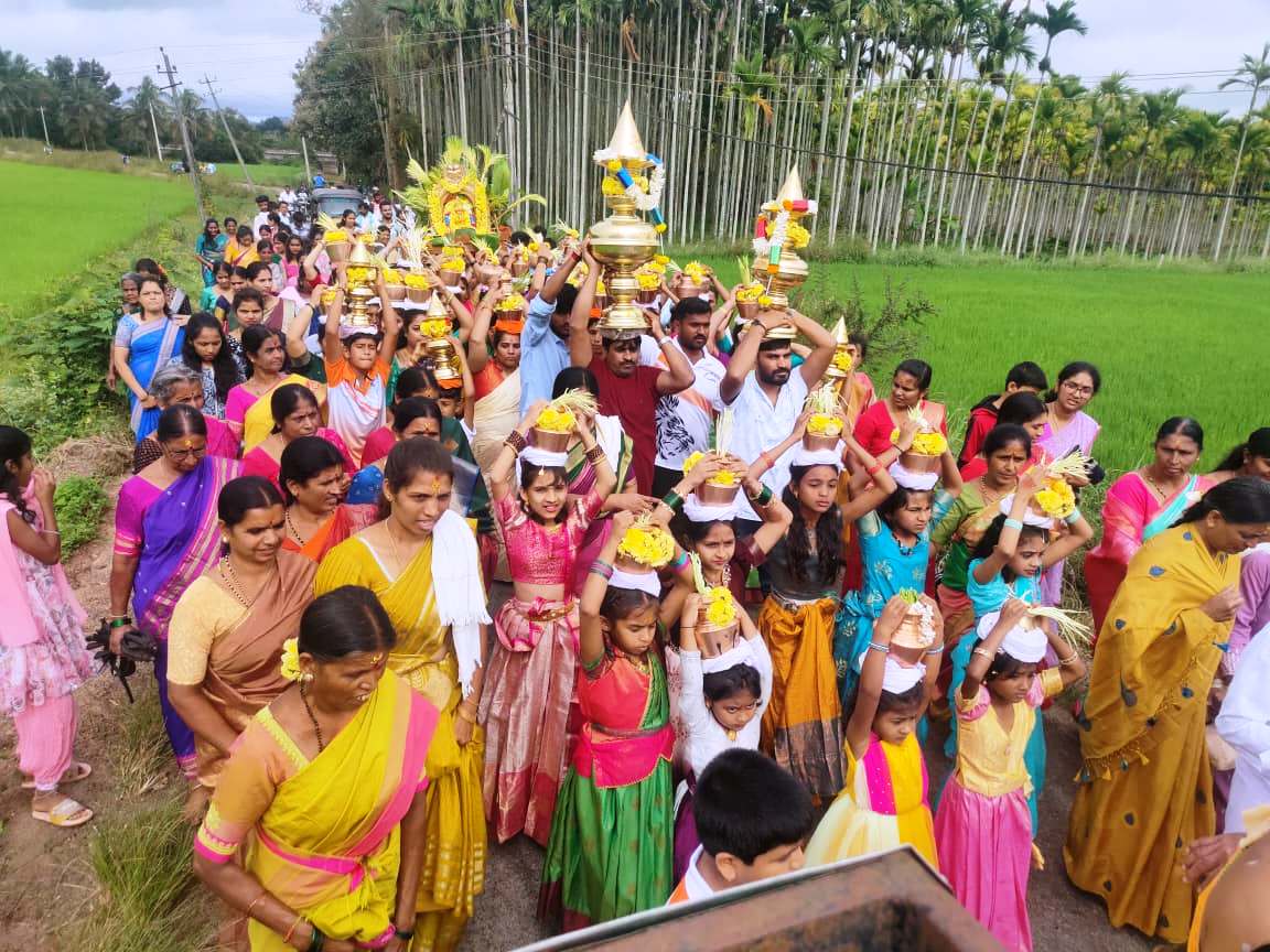 ಕೊಣನೂರು ಸಮೀಪದ ಕೆ.ಬಸವನಹಳ್ಳಿ ಗ್ರಾಮದಲ್ಲಿ ಜರುಗಿದ ದೊಡ್ಡಮ್ಮ ಮತ್ತು ಚಿಕ್ಕಮ್ಮ ದೇವತೆಗಳ ದೇವಾಲಯ ಲೋಕಾರ್ಪಣೆ ಮತ್ತು ವಿಗ್ರಹ ಪ್ರತಿಷ್ಠಾಪನೆ ಕಾರ್ಯಕ್ರಮದ ನಿಮಿತ್ತ ಮಹಿಳೆಯರು ಮತ್ತು ಮಕ್ಕಳು ಕಾವೇರಿ ನದಿಯಿಂದ ಕಲಶ ಹೊತ್ತು ತಂದರು.