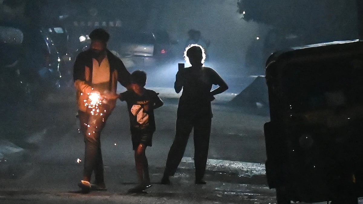 ಮೈಸೂರಿನಲ್ಲಿ ದೀಪಾವಳಿ ಸಡಗರ: ವಿಶೇಷ ಪೂಜೆ; ಹಣತೆ ಹಚ್ಚಿ, ಪಟಾಕಿ ಸಿಡಿಸಿ ಸಂಭ್ರಮ 