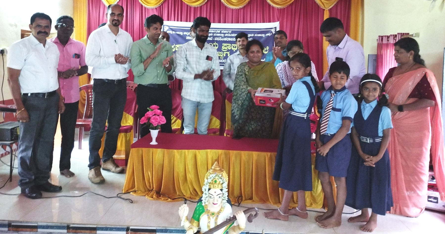 ನರಸಿಂಹರಾಜಪುರ ತಾಲ್ಲೂಕು ಗುಬ್ಬಿಗಾ ಸರ್ಕಾರಿ ಹಿರಿಯ ಪ್ರಾಥಮಿಕ ಶಾಲೆಯ ಮಕ್ಕಳಿಗೆ ಜಿಲ್ಲಾ ಪಂಚಾಯಿತಿ ಸಿಇಒ ಕೀರ್ತನಾ ಅವರು ಶೂ ವಿತರಿಸಿದರು