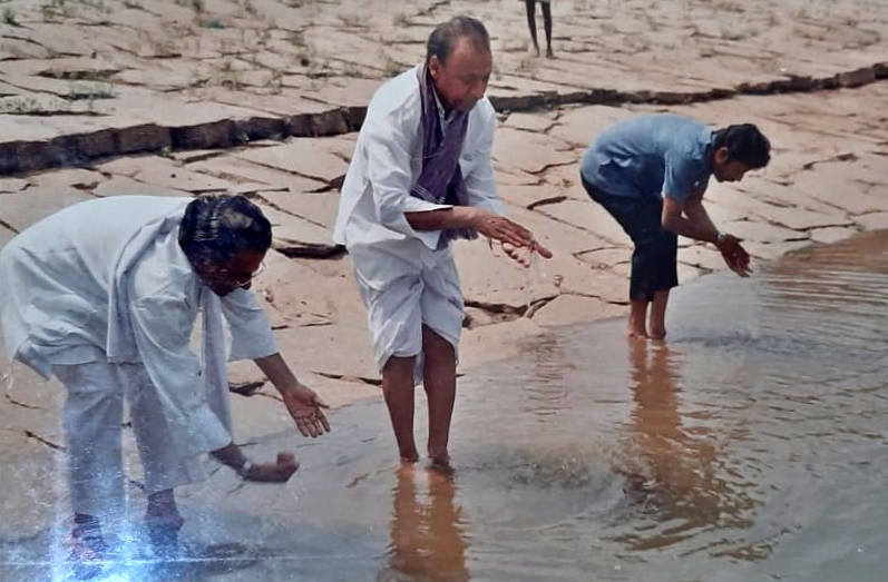 ಅಯ್ಯನಬಾವಿಯಲ್ಲಿ ನಟ ರಾಜ್‌ಕುಮಾರ್ ಹಾಗೂ ಸ್ನೇಹಿತ ರಾಮಸ್ವಾಮಿ 