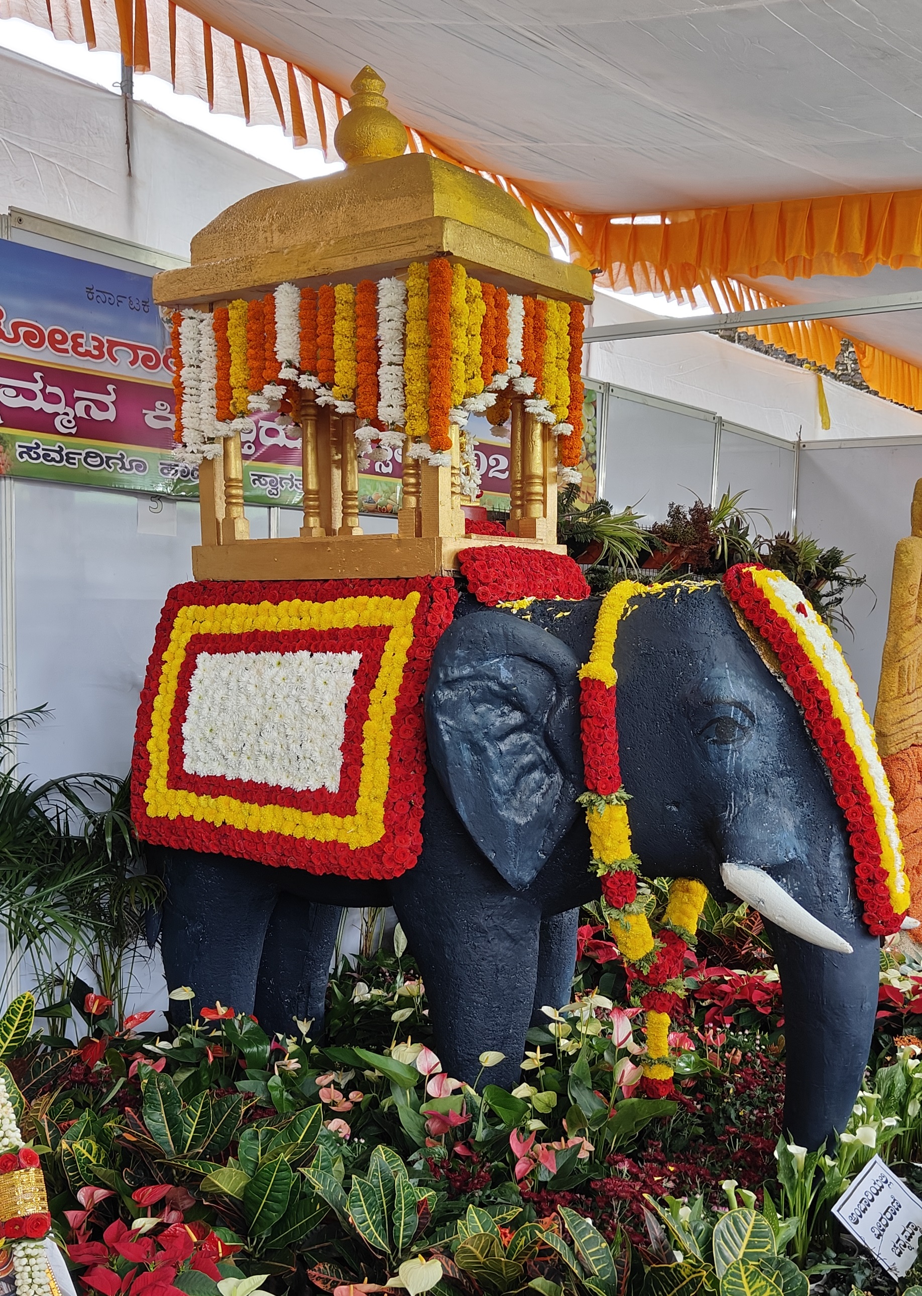 ಚನ್ನಮ್ಮನ ಕಿತ್ತೂರು ಉತ್ಸವದಲ್ಲಿ ಏರ್ಪಡಿಸಿದ ಫಲ– ಪುಷ್ಪ ಪ್ರದರ್ಶನದಲ್ಲಿ ಆನೆ ಅಂಬಾರಿ ಮೇಲೆ ಚನ್ನಮ್ಮನ ಪ್ರತಿಮೆ ಇಟ್ಟು ಆಕರ್ಷಕ ಮಾಡಲಾಗಿದೆ  ಪ್ರಜಾವಾಣಿ ಚಿತ್ರ