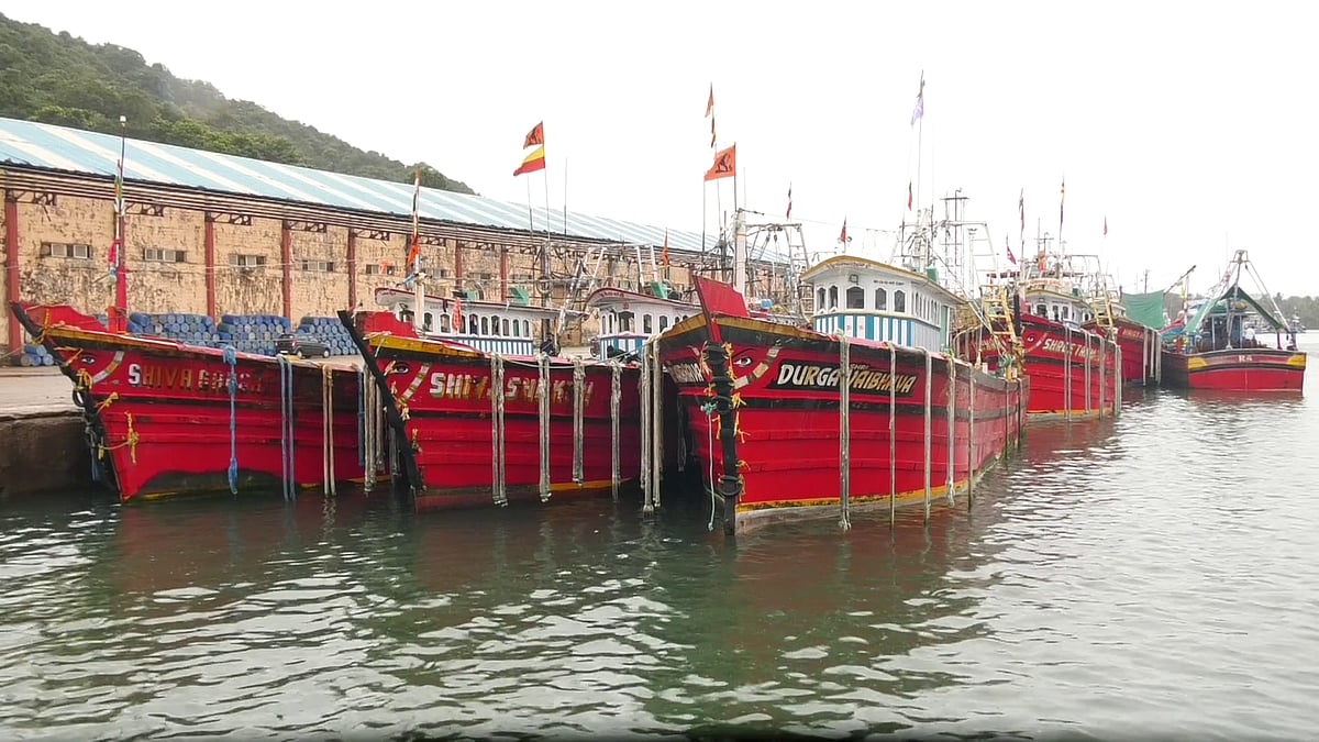 
ಕಾರವಾರ: ಮಳೆ, ಗಾಳಿ ಅಬ್ಬರ; ವಾಣಿಜ್ಯ ಬಂದರಿನಲ್ಲಿ ದೋಣಿ ಲಂಗರು