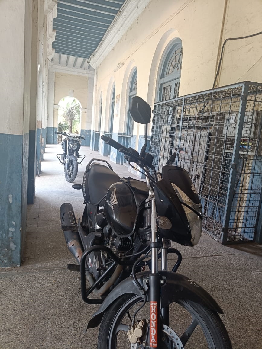 ಕಟ್ಟಡದ ಪಡಸಾಲೆಯಲ್ಲಿ ಬೈಕ್‌ಗಳನ್ನು ನಿಲ್ಲಿಸಲಾಗಿದೆ