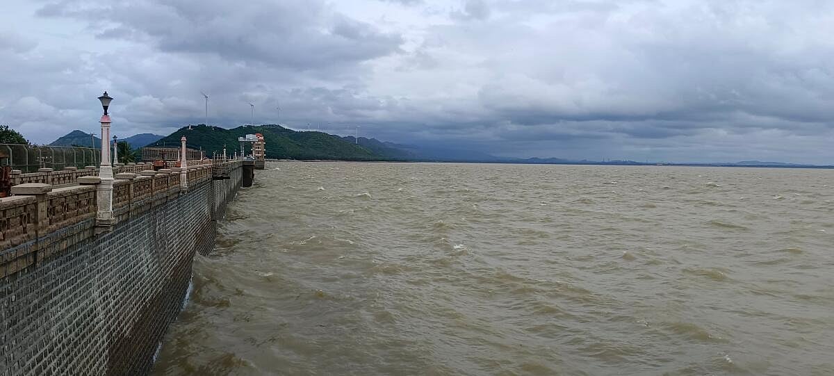 ವಿಜಯನಗರ | ತುಂಗಭದ್ರಾ ಜಲಾಶಯ: ಮೂರು ಕ್ರೆಸ್ಟ್‌ಗೇಟ್‌ ತೆರೆದು ನೀರು ಹೊರಕ್ಕೆ