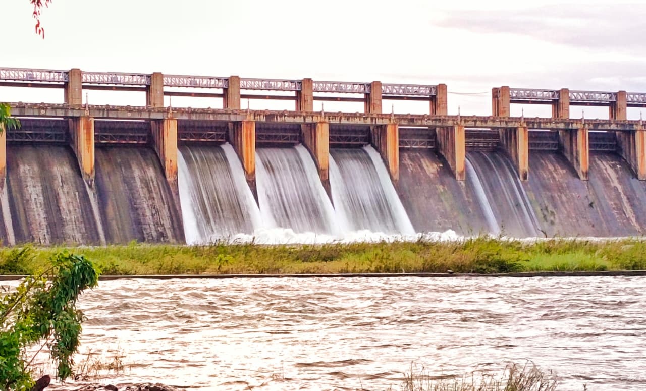 ಹೊಸಪೇಟೆ ಸಮೀಪದ ತುಂಗಭದ್ರಾ ಅಣೆಕಟ್ಟೆಯ ಮೂರು ಕ್ರೆಸ್ಟ್‌ಗೇಟ್‌ ತೆರೆದು ಶುಕ್ರವಾರ ನದಿಗೆ ನೀರು ಹರಿಸಲಾಯಿತು  