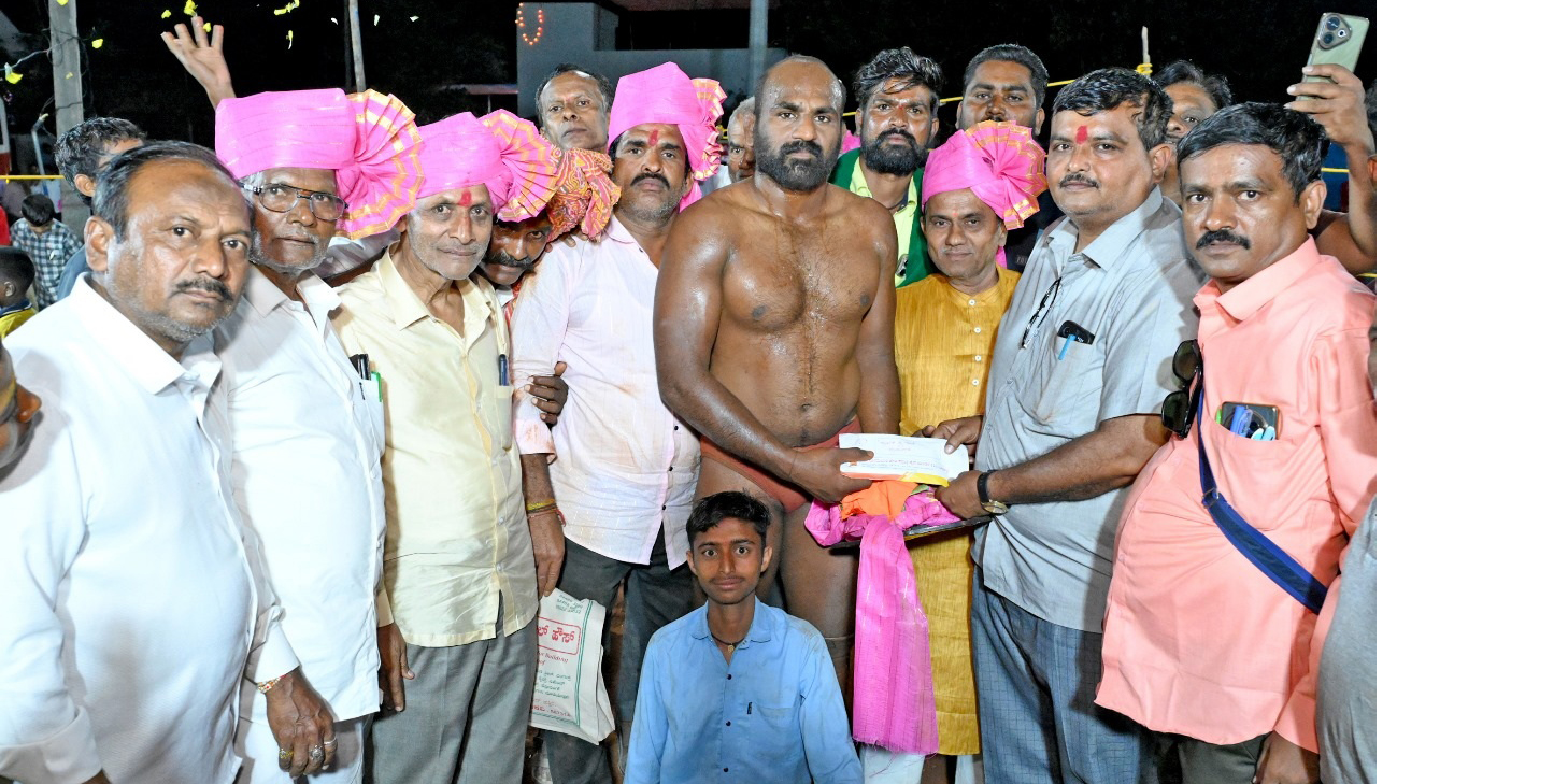 ಮೊದಲ ನಂಬರಿನ ಕುಸ್ತಿಯಲ್ಲಿ ವಿಜೇತ ಕಾರ್ತಿಕ ಕಾಟೆ ಪೈಲ್ವಾನರಿಗೆ ಪ್ರಶಸ್ತಿ ನೀಡುತ್ತಿರುವುದು.