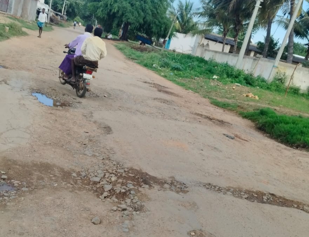 ಬುಕ್ಕಾಪಟ್ಟಣ- ತಾವರೆಕೆರೆ ರಸ್ತೆ