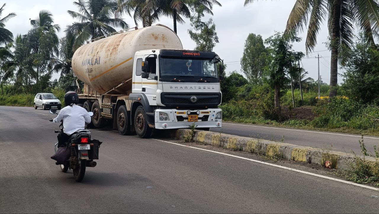 ನಿಪ್ಪಾಣಿ ತಾಲ್ಲೂಕಿನ ಶಿರದವಾಡ ಗ್ರಾಮದ ಬಳಿಯಲ್ಲಿ ಅವೈಜ್ಞಾನಿಕವಾಗಿ ನಿರ್ಮಿಸಿದ ರಸ್ತೆ ವಿಭಜಕದ ನಡುವೆಯೇ ಲಾರಿಯೊಂದು ನುಗ್ಗಿರುವುದು