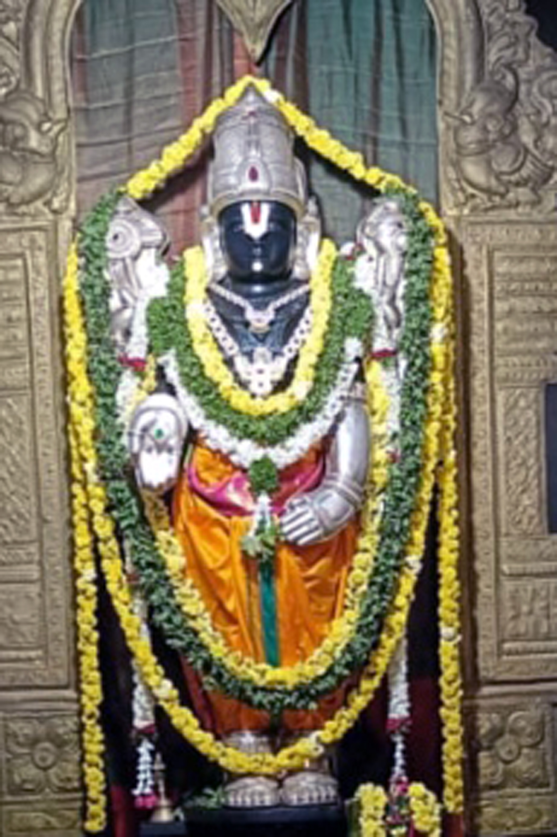 ಯಳಂದೂರು ಪಟ್ಟಣದ ಚಿಕ್ಕ ತಿರುಪತಿ ದೇವಸ್ಥಾನದಲ್ಲಿ ಶನಿವಾರ ಶ್ರೀನಿವಾಸನಿಗೆ ತುಳಸಿ ಅಲಂಕಾರ ಮಾಡಲಾಗಿತ್ತು