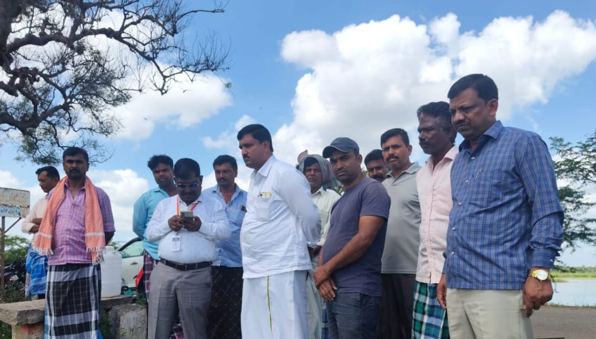 ಚಿಕ್ಕಜಾಜೂರು ಸಮೀಪದ ಅಂದನೂರು ಕೆರೆಯಿಂದ ಸೋರಿಕೆಯಾಗುತ್ತಿರುವ ನೀರನ್ನು ವೀಕ್ಷಿಸುತ್ತಿರುವ ತಹಶೀಲ್ದಾರ್‌ ವಿಜಯಕುಮಾರ್‌ ಕುರಲಗುಂದಿ ಹಾಗೂ ರೈತರು.