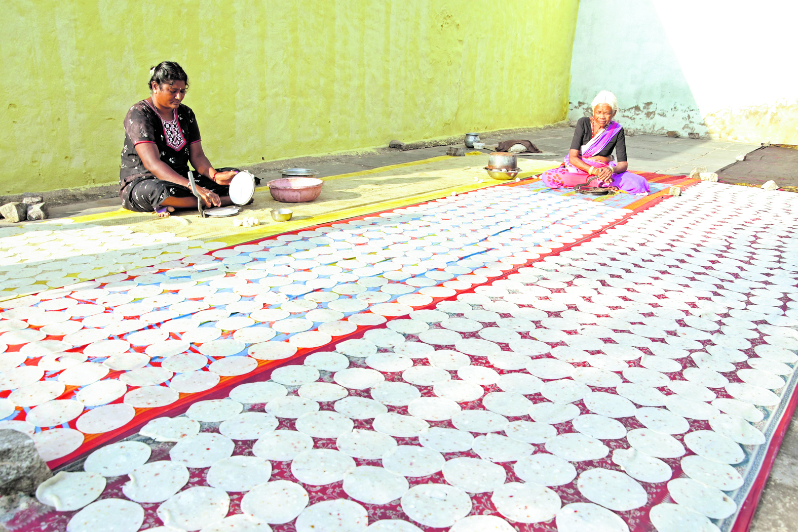 ಸಿದ್ಧವಾಗುತ್ತಿವೆ ಹಪ್ಪಳ