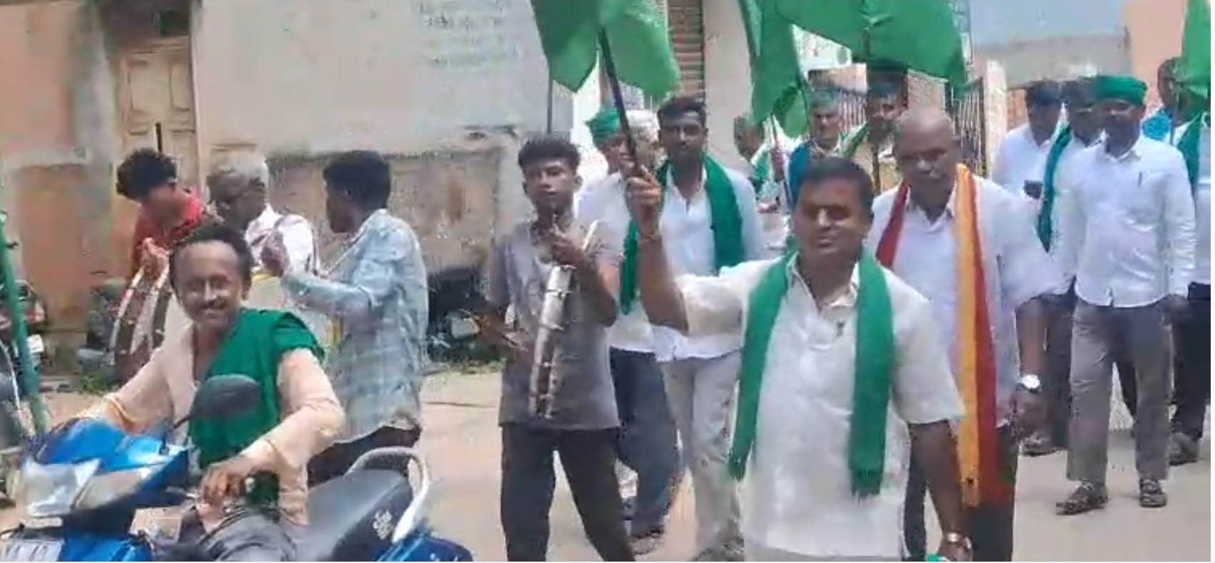 ದೊಡ್ಡಬಳ್ಳಾಪುರದಲ್ಲಿ ಶನಿವಾರ ಟಿಎಪಿಎಂಸಿಎಸ್‌ ಚುನಾವಣೆಗೆ ರಾಜ್ಯ ರೈತ ಸಂಘದ ಕಾರ್ಯಕರ್ತರು ನಾಮ ಪತ್ರ ಸಲ್ಲಿಕೆ ಆಗಮಿಸಿದರು