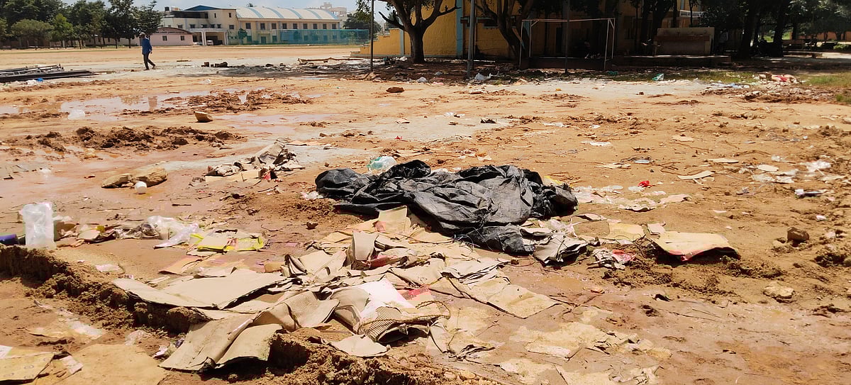 ಚಿಕ್ಕಬಳ್ಳಾಪುರ | ಪಟಾಕಿ ಅಂಗಡಿಯಾದ ಕ್ರೀಡಾಂಗಣ: ಕ್ರೀಡಾಪಟುಗಳ ಆಕ್ರೋಶ